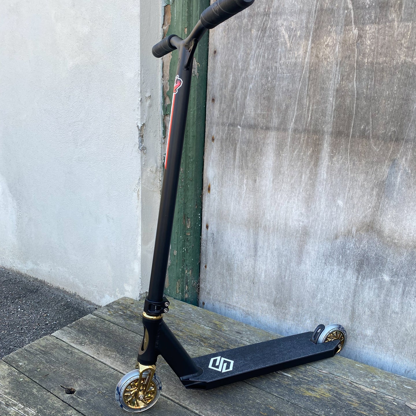 Striker Black/Gold Custom Build - Svart/Gold-ScootWorld.se