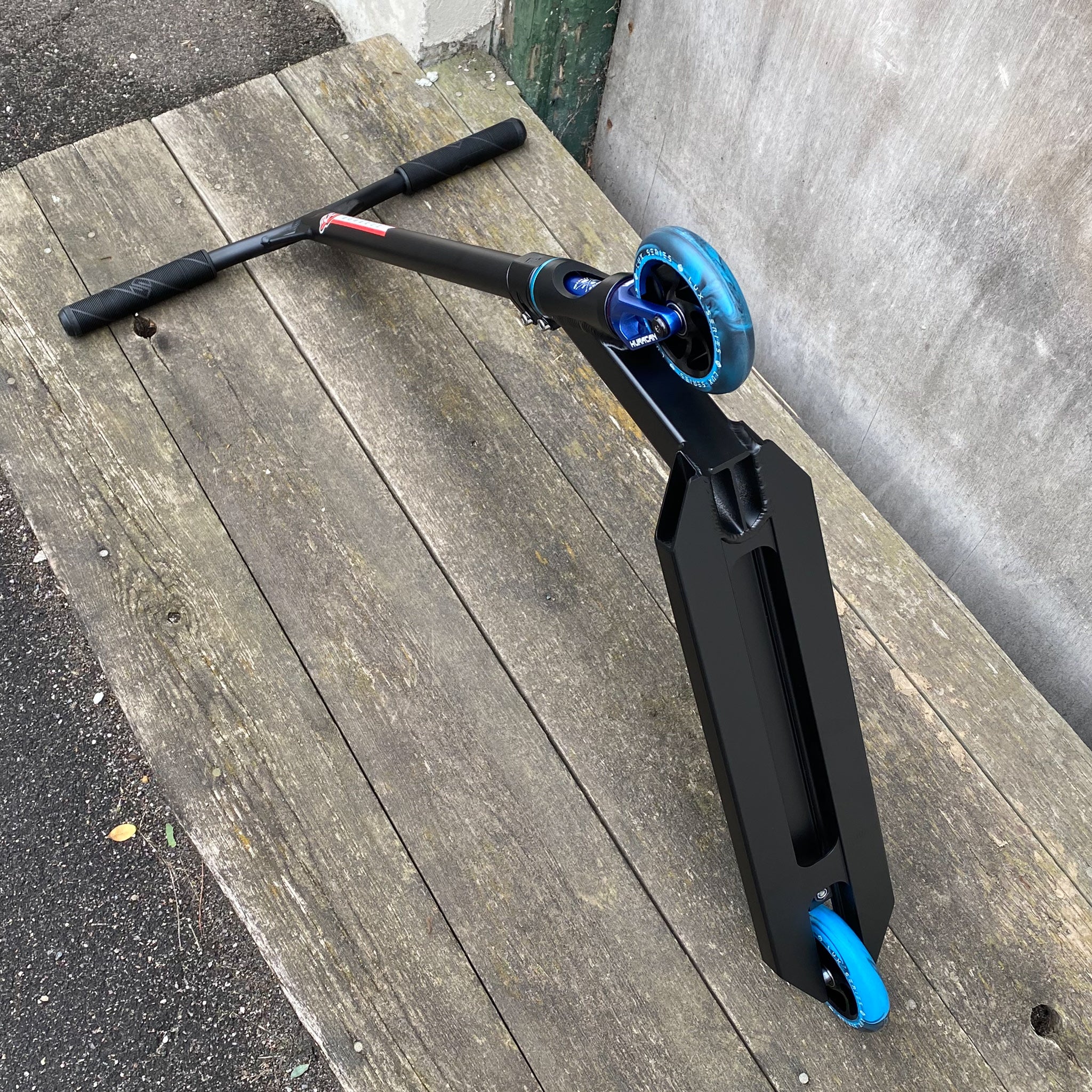 Striker Black/Blue Custom Build - Svart/Blå-ScootWorld.se