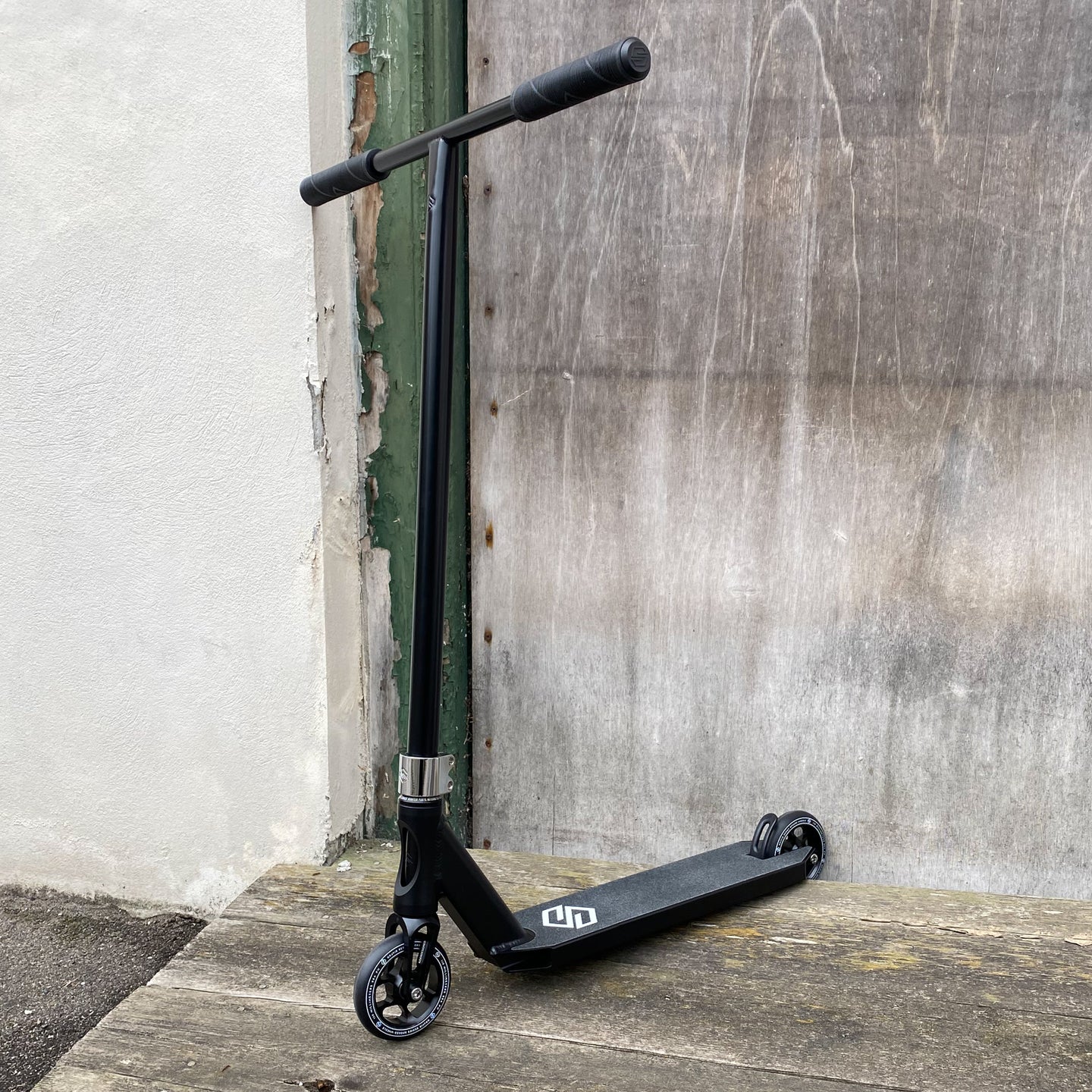 Striker T-Bar Black Custom Build - Svart-ScootWorld.se