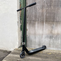 Striker T-Bar Black Custom Build - Svart-ScootWorld.se