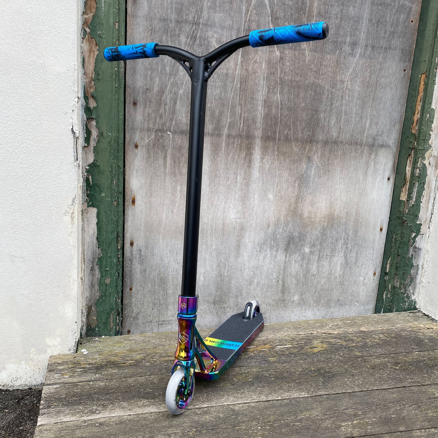 Striker Rainbow Deck Custom Build - Svart/Rainbow-ScootWorld.se