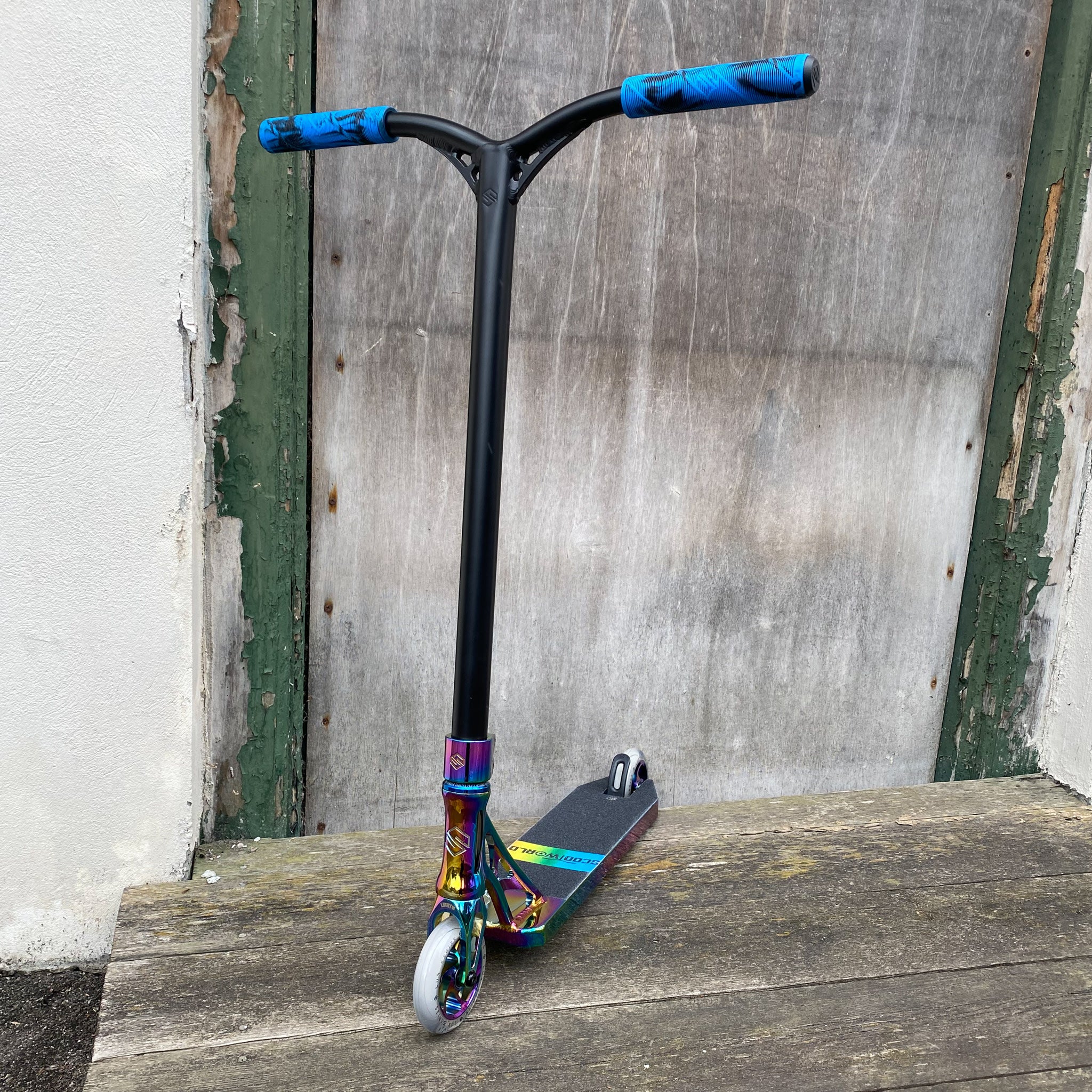 Striker Rainbow Deck Custom Build - Svart/Rainbow-ScootWorld.se