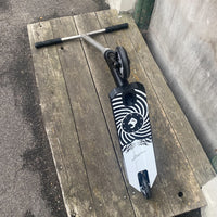 Striker BenJ Titan Bar Custom Build - Svart/Silver-ScootWorld.se
