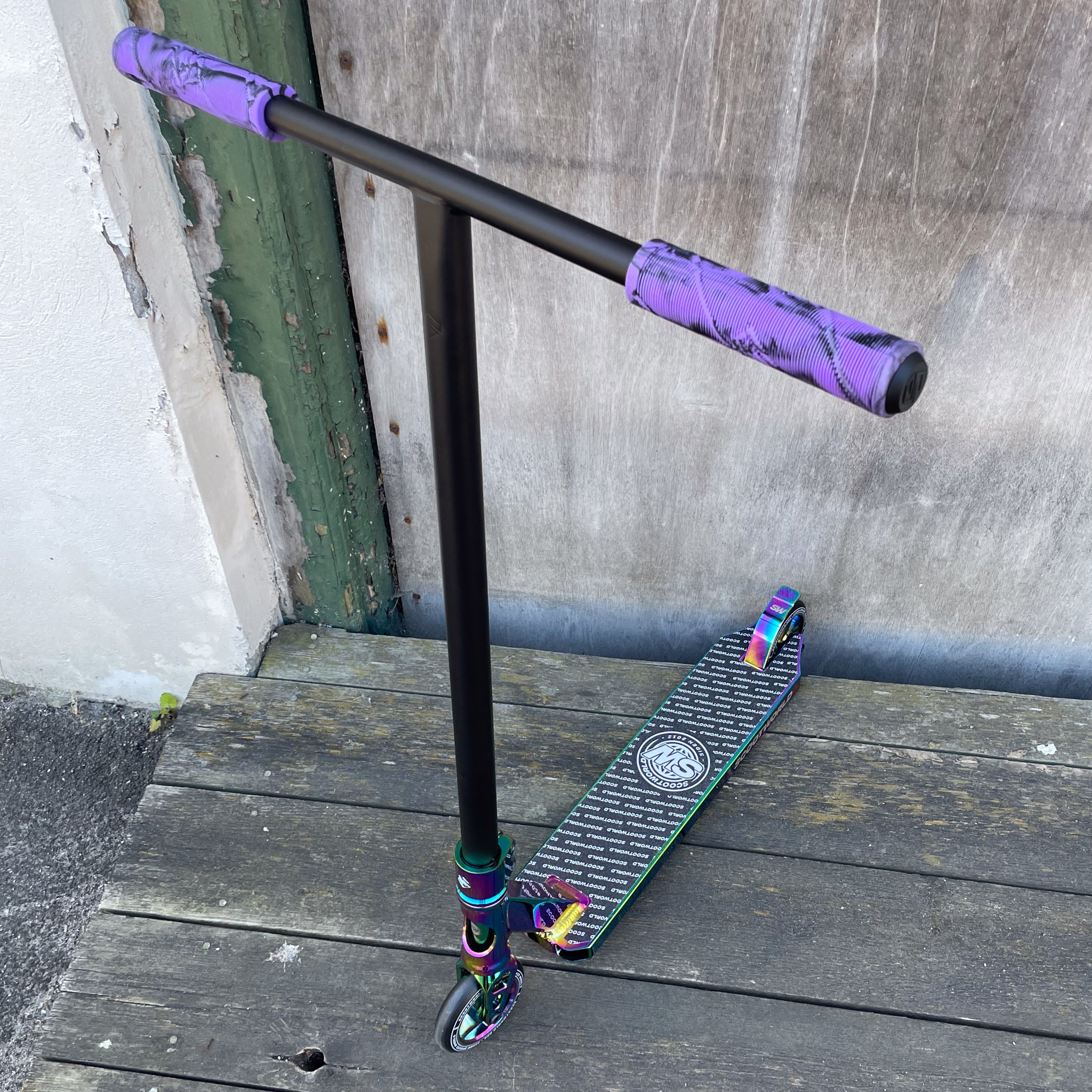 ScootWorld Gravis Custom Build Trick Sparkcykel - Svart/Rainbow-ScootWorld.se