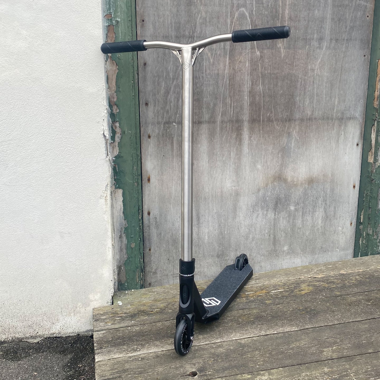 Striker Lux Titan Bar Custom Build - Svart/Silver-ScootWorld.se