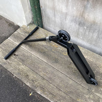 Striker T-Bar Black Custom Build - Svart-ScootWorld.se