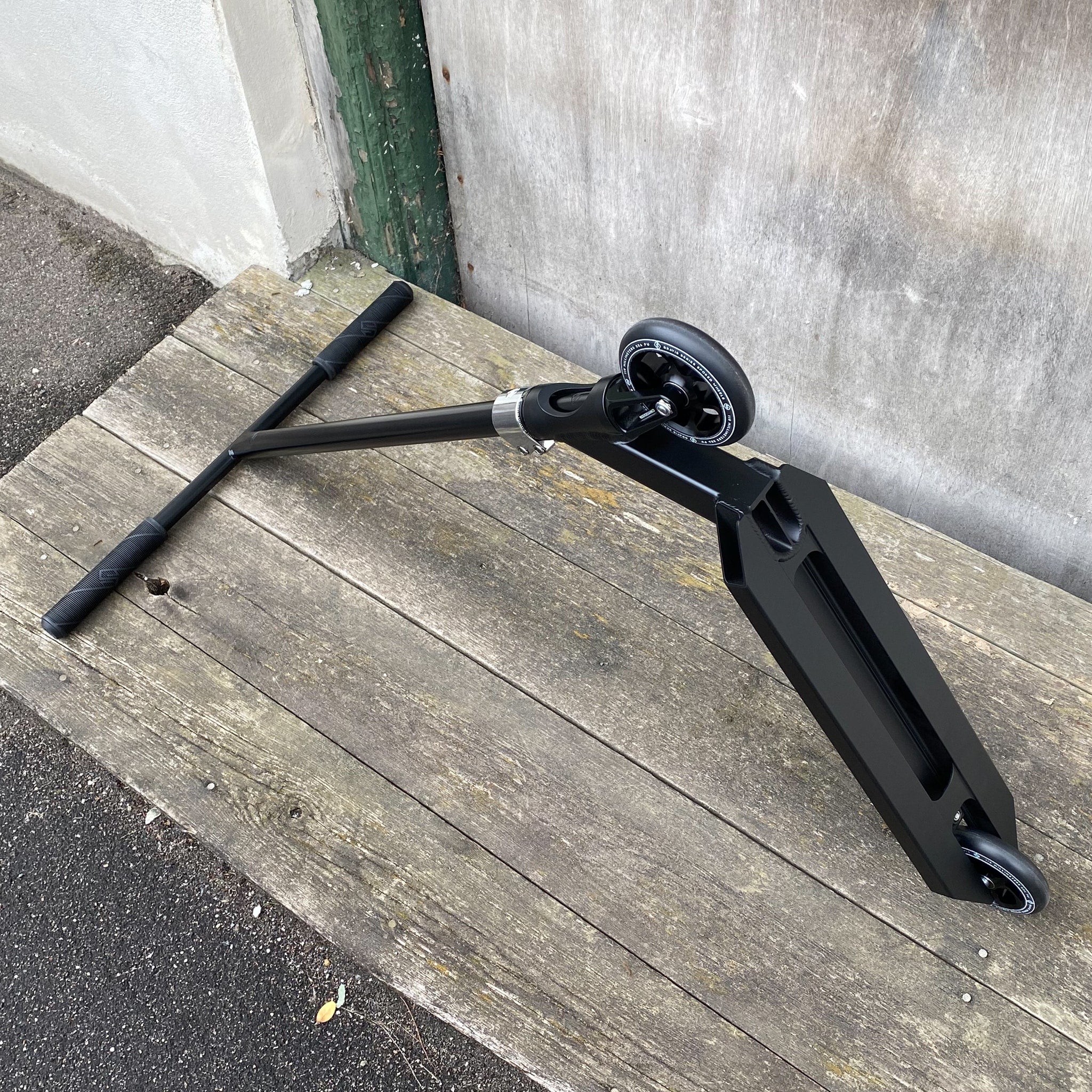 Striker T-Bar Black Custom Build - Svart-ScootWorld.se