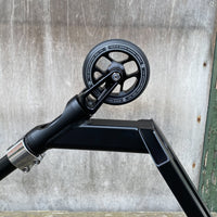 Striker T-Bar Black Custom Build - Svart-ScootWorld.se