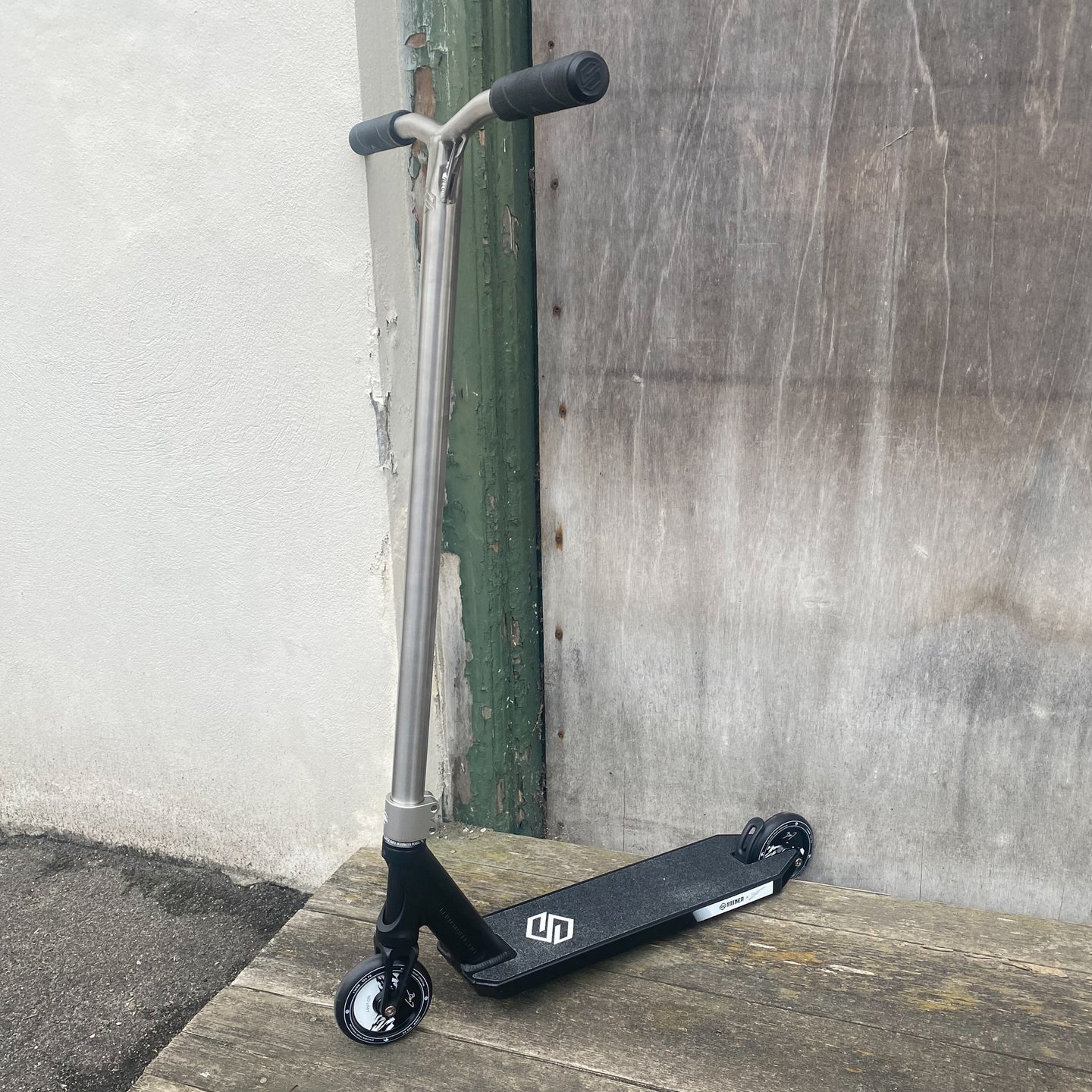 Striker BenJ Titan Bar Custom Build - Svart/Silver-ScootWorld.se