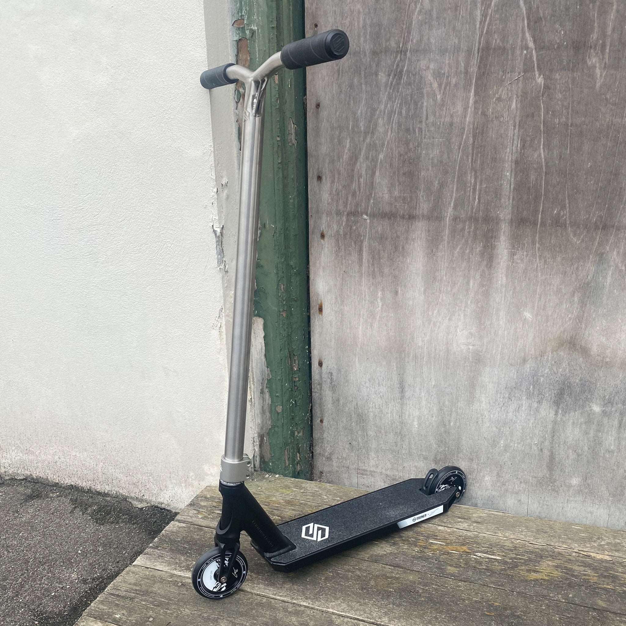 Striker BenJ Titan Bar Custom Build - Svart/Silver-ScootWorld.se