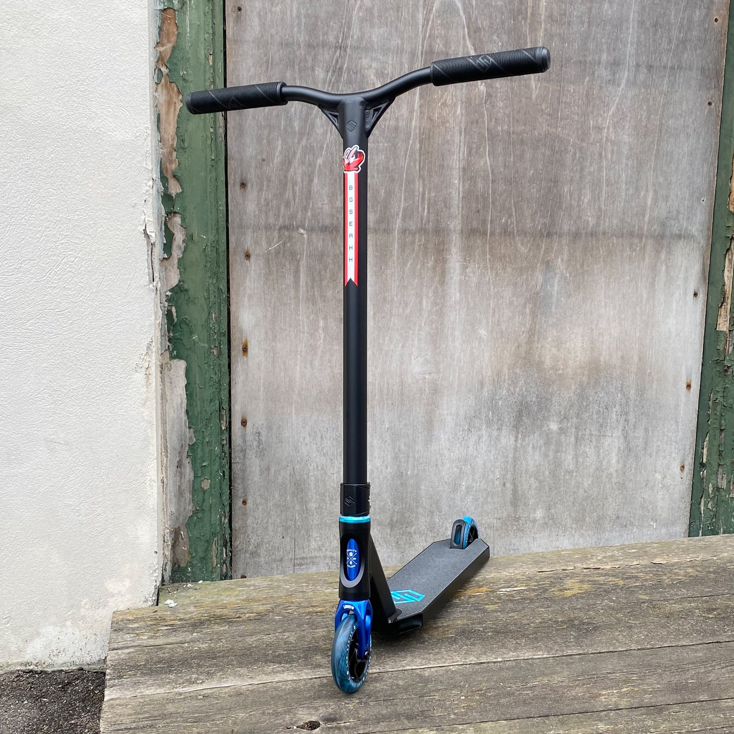 Striker Black/Blue Custom Build - Svart/Blå-ScootWorld.se