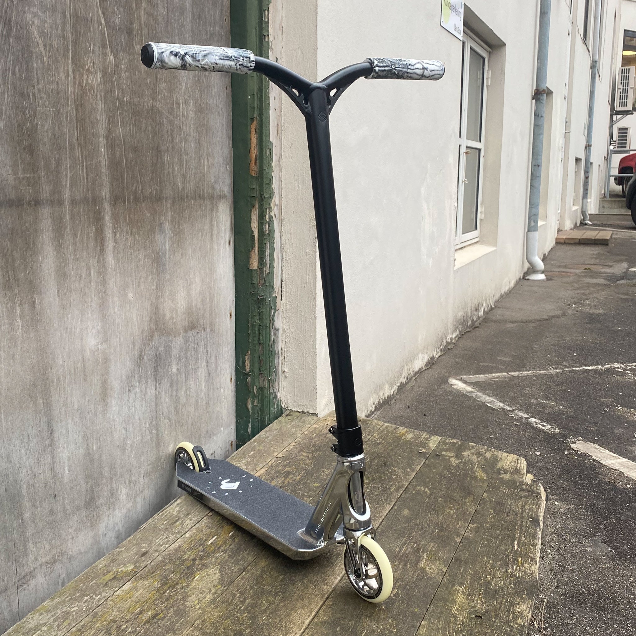 Striker BenJ Custom Build - Svart/Silver-ScootWorld.se