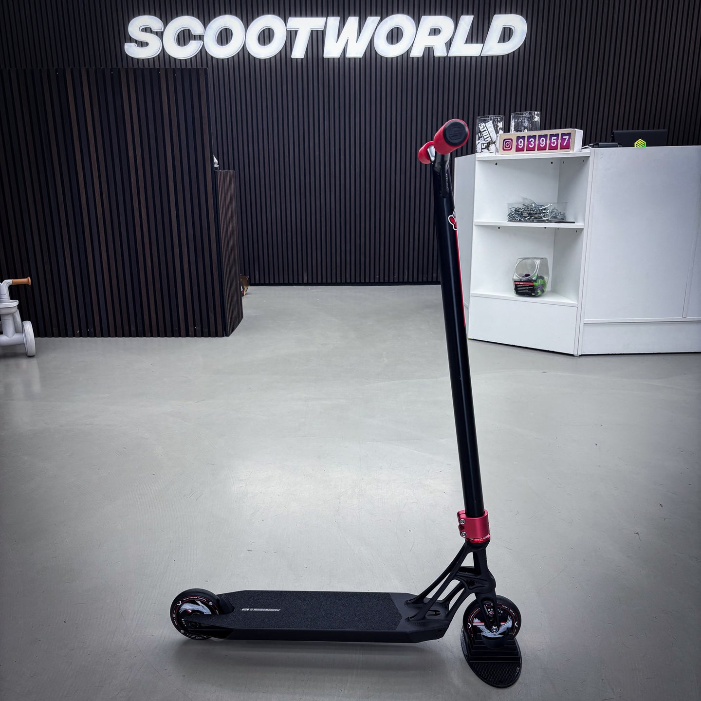 Striker Pandemonium Red/Black Custom Build - Black/Red-ScootWorld.se