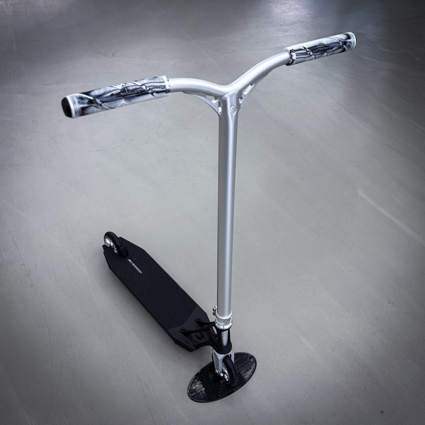 Striker Pande Black/Silver Custom Build - Black/Silver-ScootWorld.se