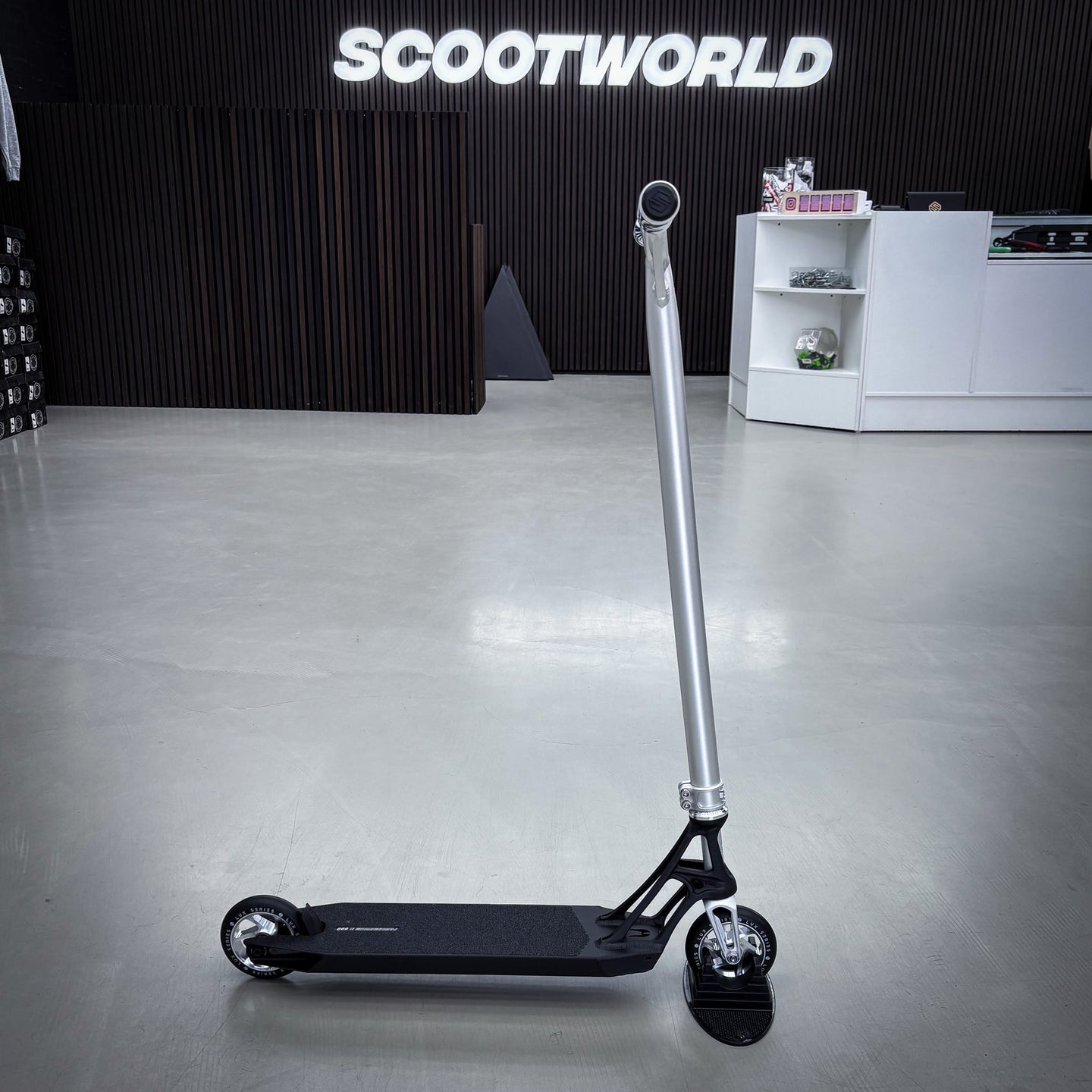 Striker Pande Black/Silver Custom Build - Svart/Silver-ScootWorld.se