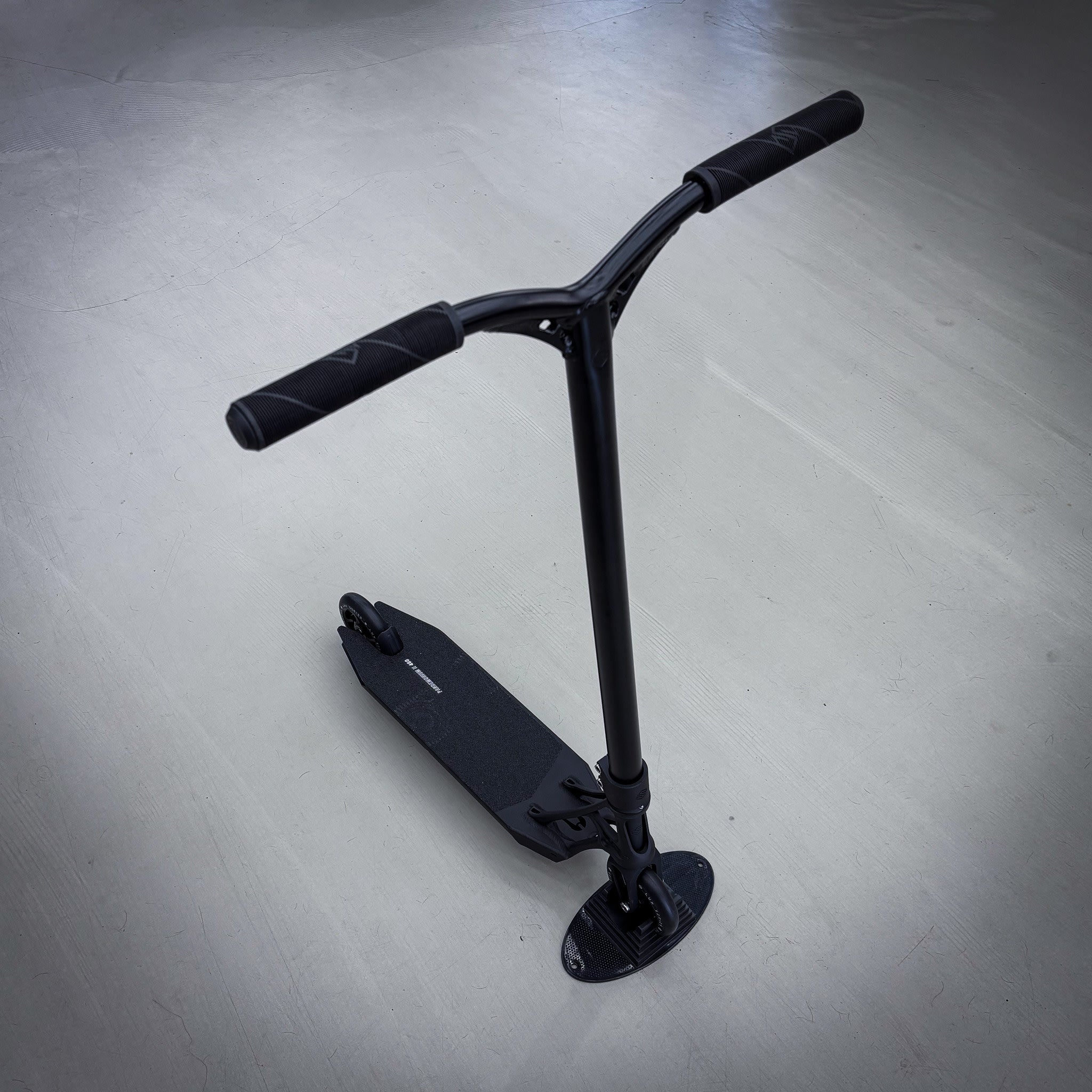 Striker Full Black Custom Build - Svart-ScootWorld.se