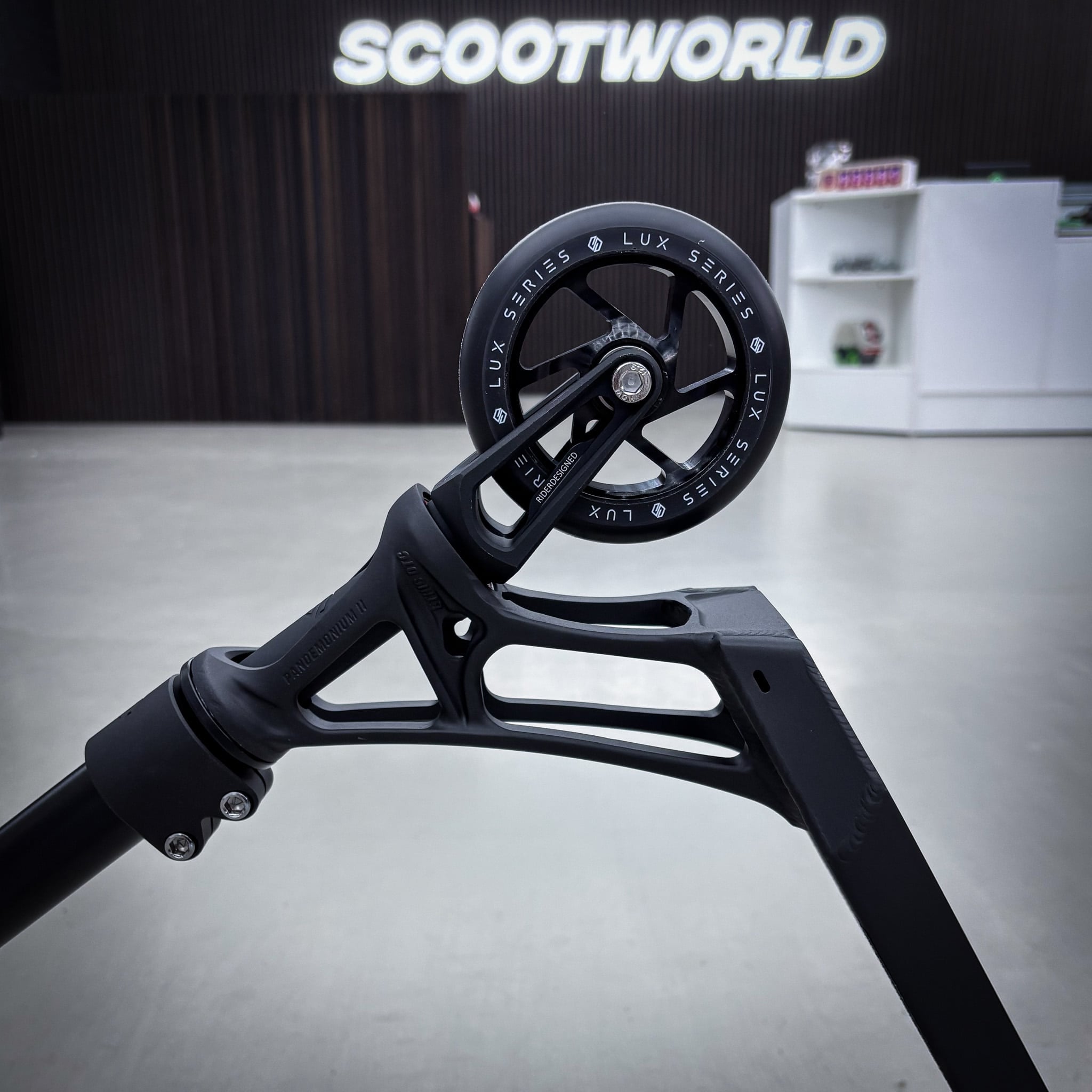 Striker Full Black Custom Build - Svart-ScootWorld.se