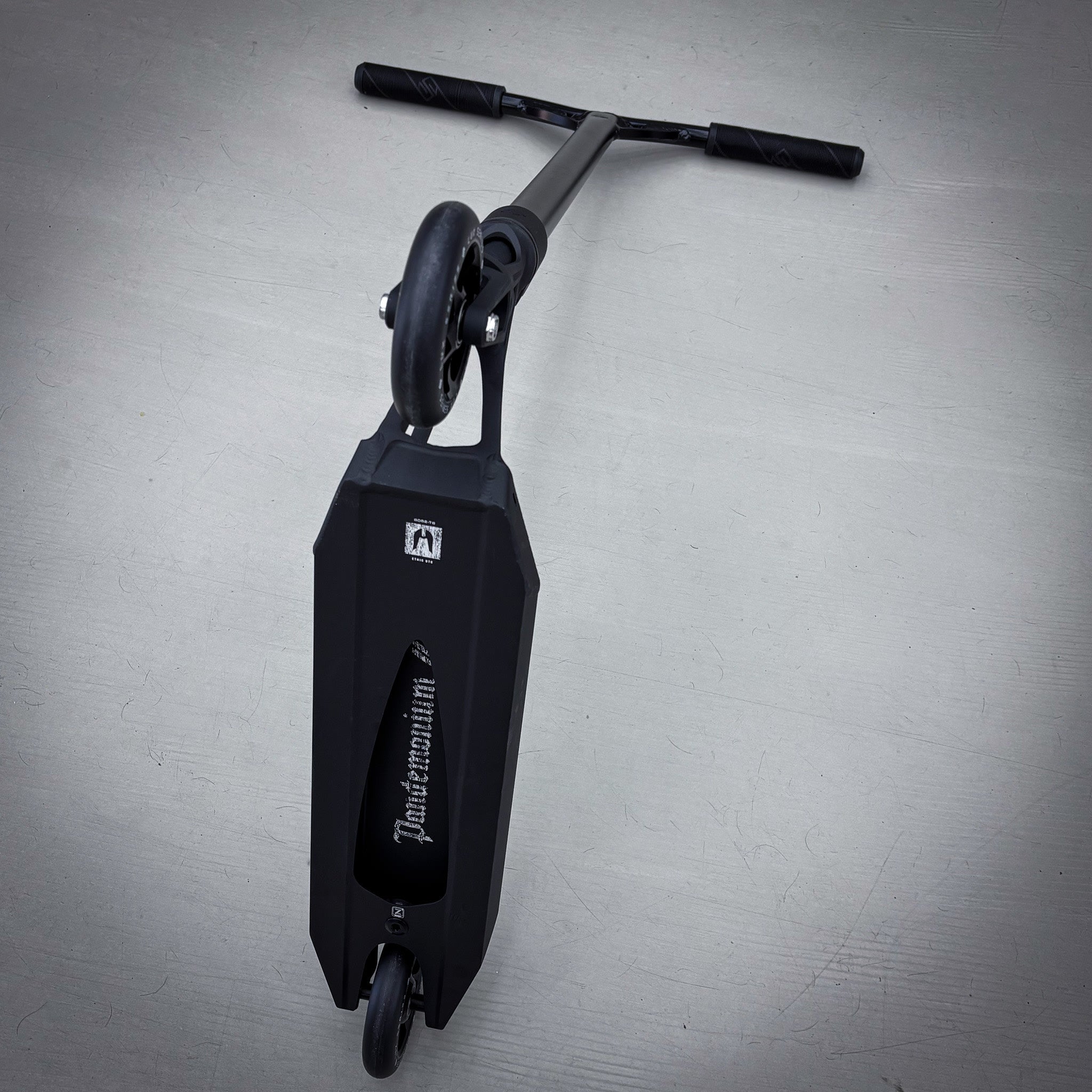 Striker Full Black Custom Build - Svart-ScootWorld.se