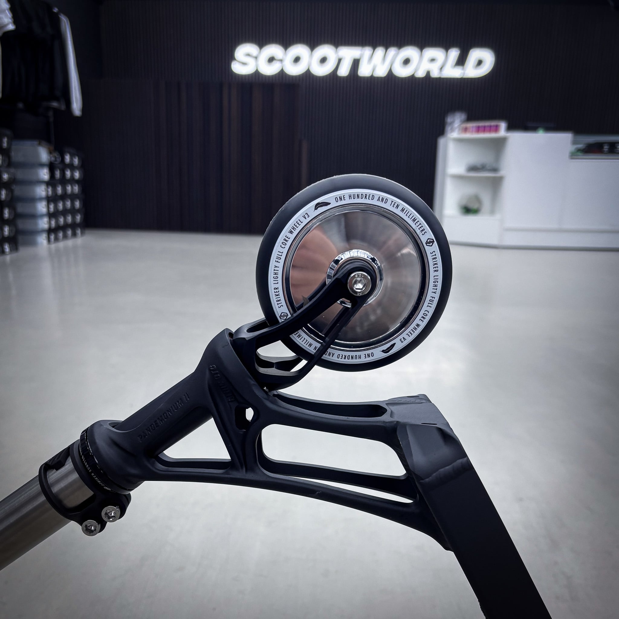 Striker Pandemonium Boxed Custom Build - Svart/Silver-ScootWorld.se