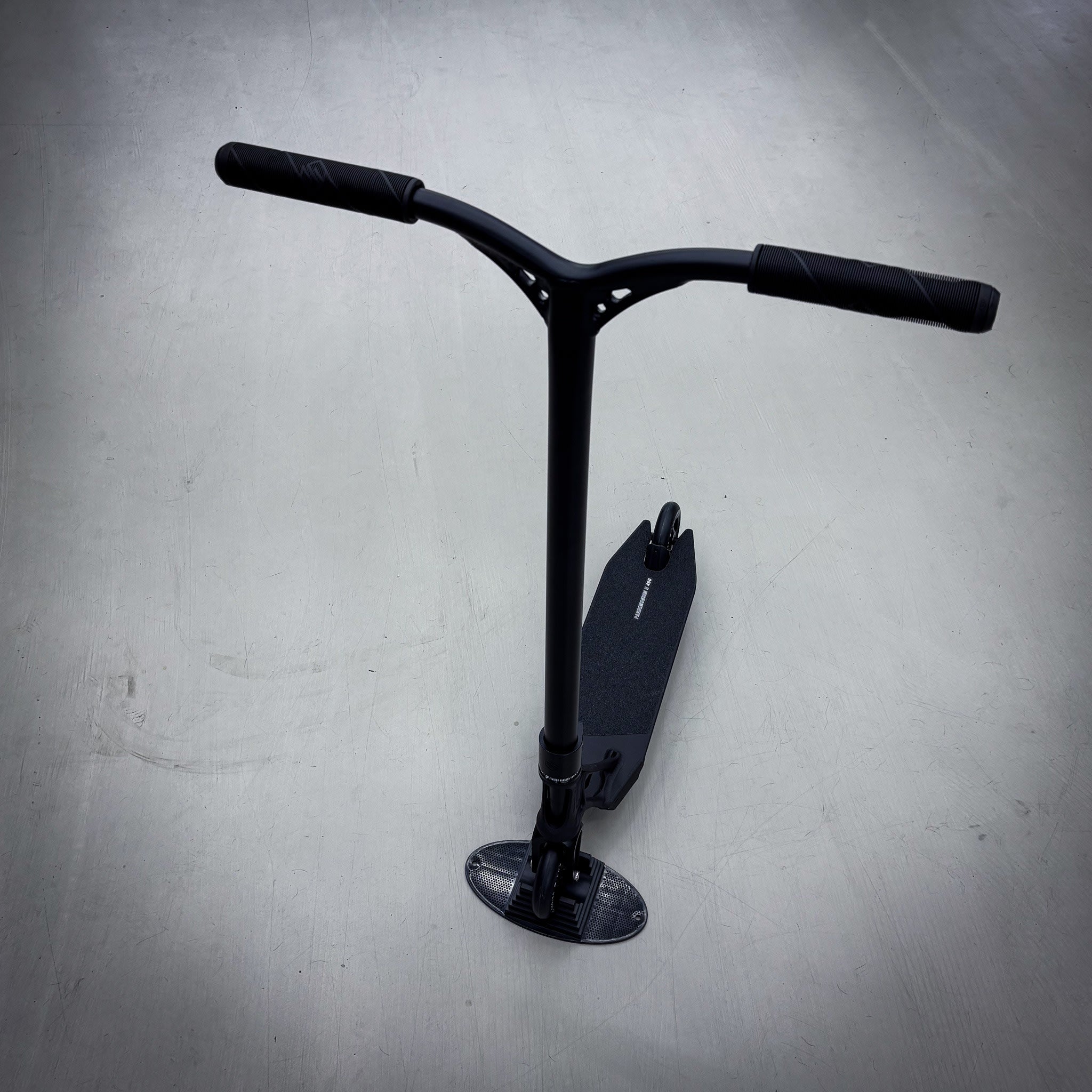 Striker Pande Black 460 Custom Build - Svart-ScootWorld.se