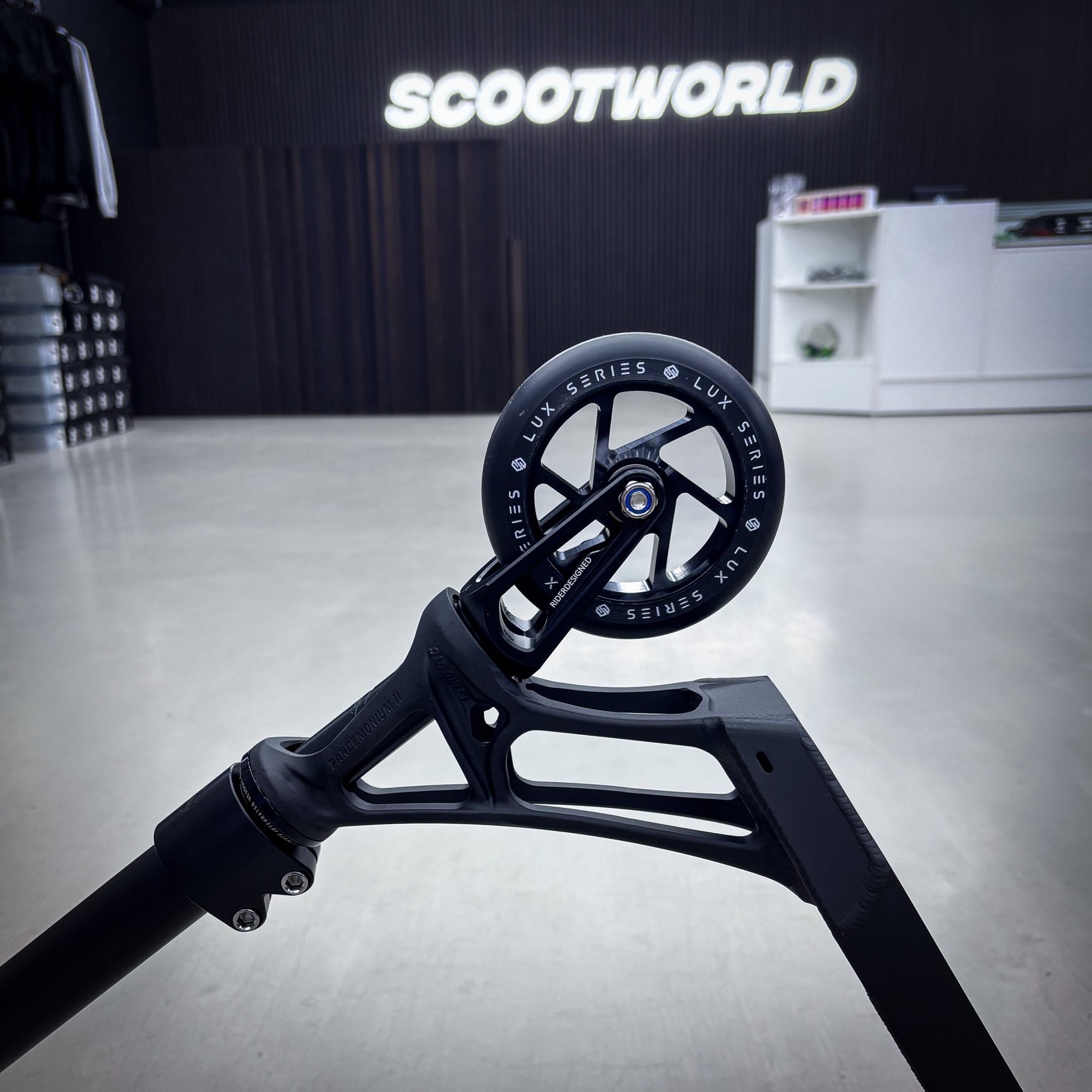 Striker Pande Black 460 Custom Build - Svart-ScootWorld.se