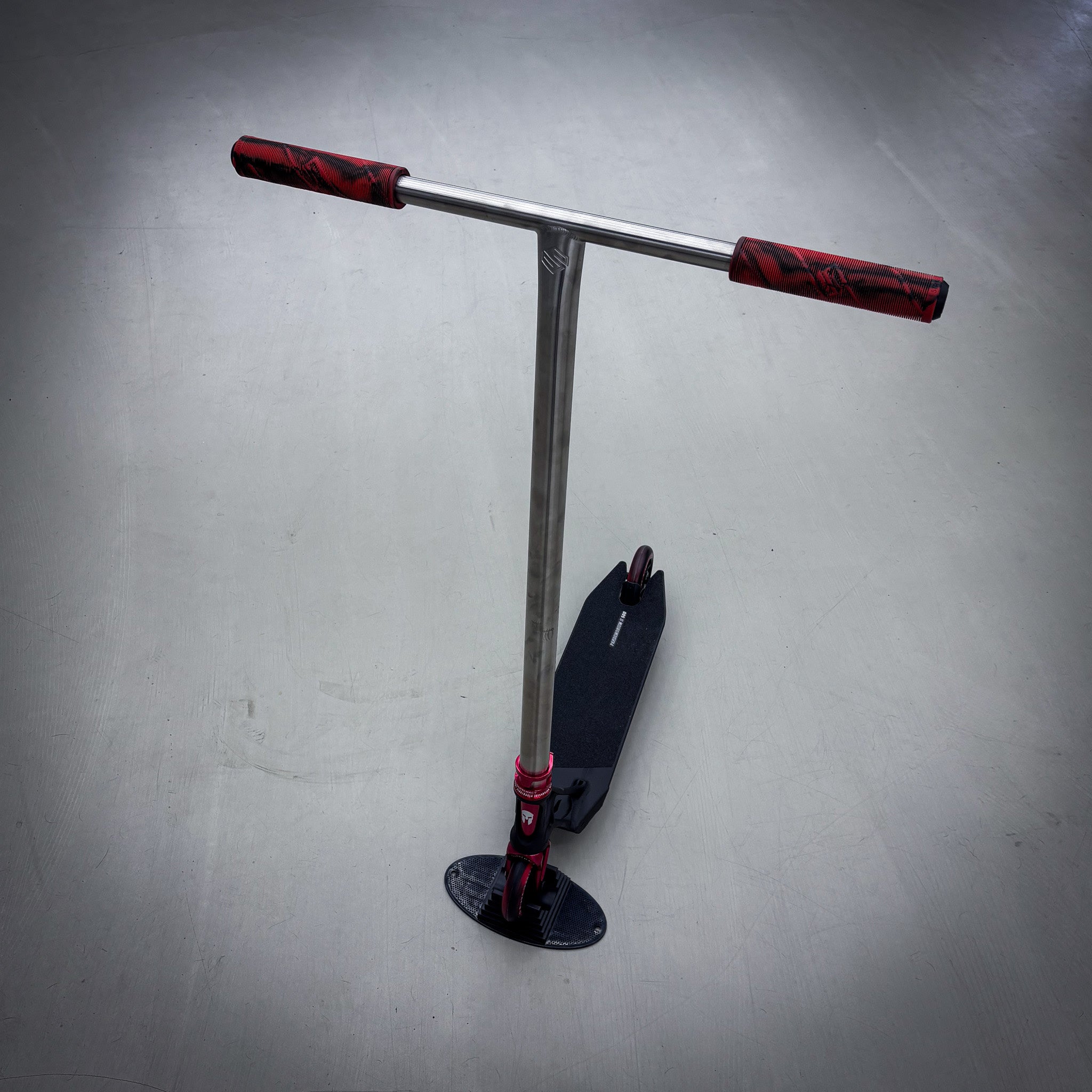 Striker Titan Pande Red Custom Build - Svart/Röd/Silver-ScootWorld.se