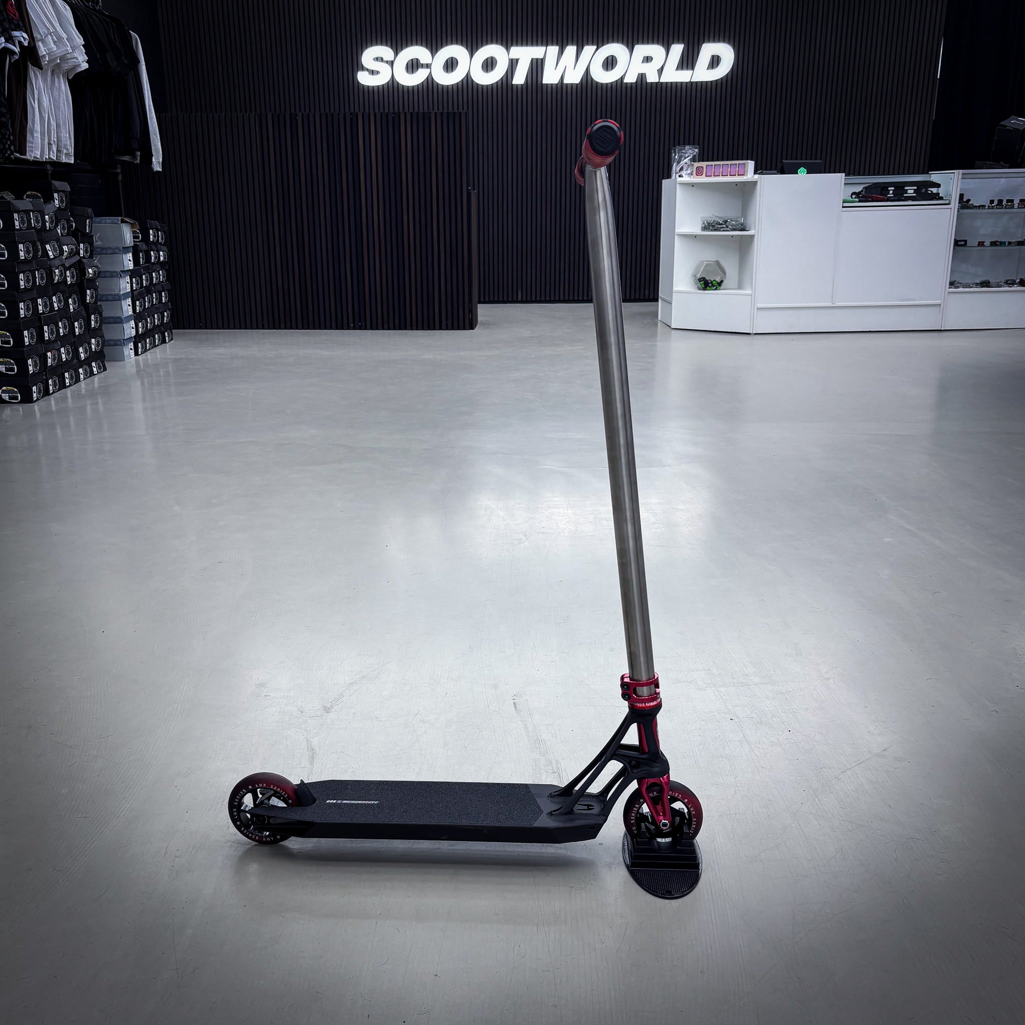 Striker Titan Pande Red Custom Build - Svart/Röd/Silver-ScootWorld.se