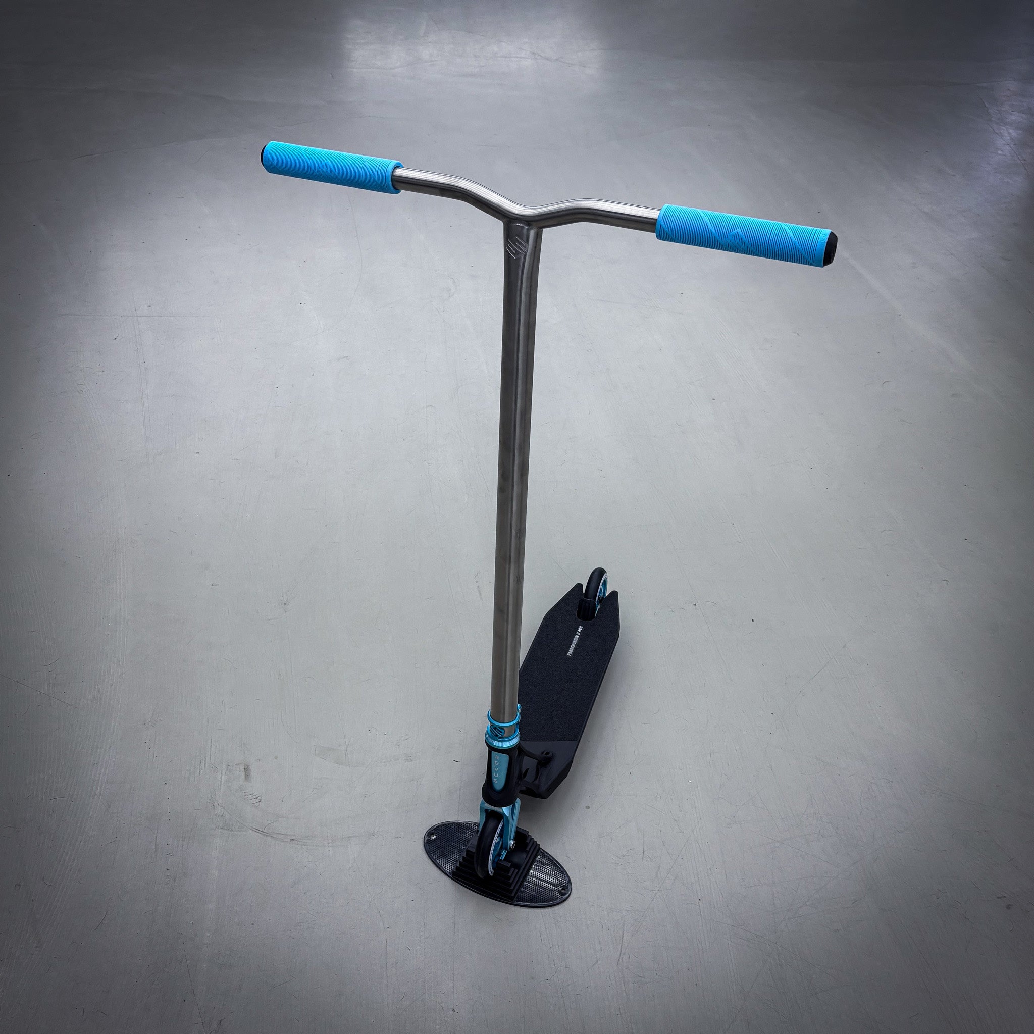 Striker Titan Bend Pande Custom Build - Svart/Turkos/Silver-ScootWorld.se