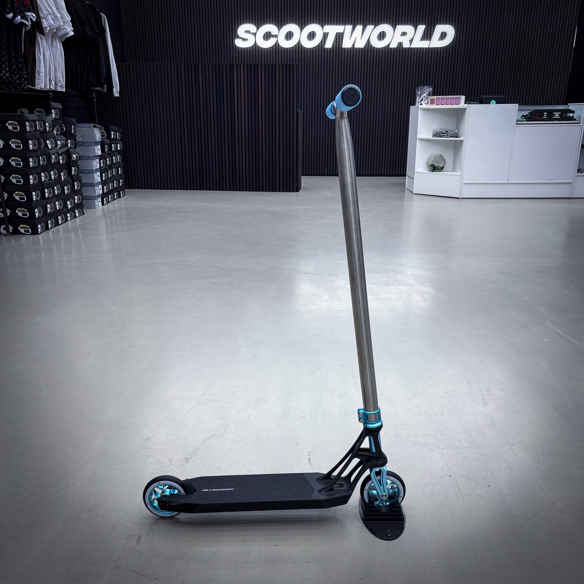 Striker Titan Bend Pande Custom Build - Svart/Turkos/Silver-ScootWorld.se