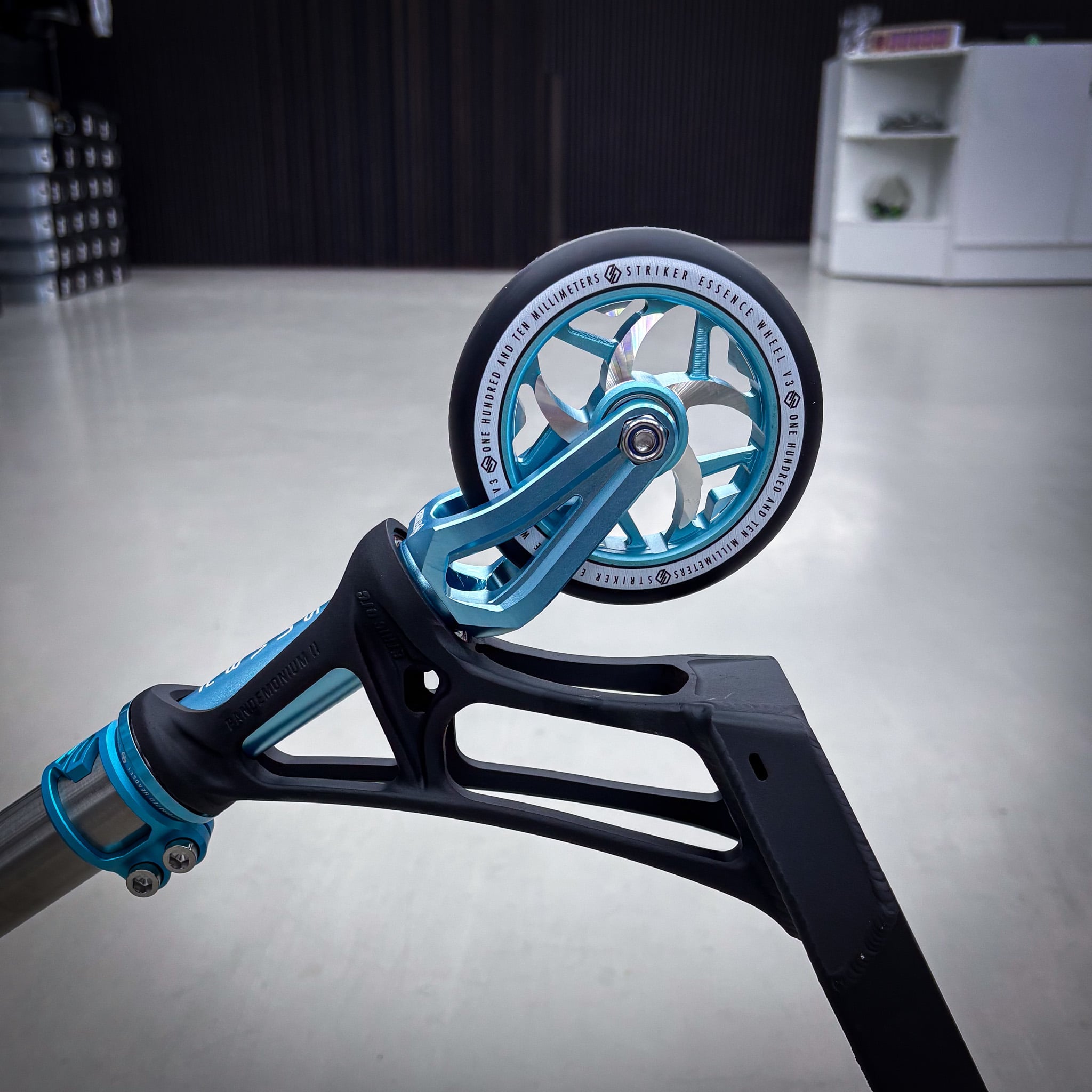 Striker Titan Bend Pande Custom Build - Svart/Turkos/Silver-ScootWorld.se