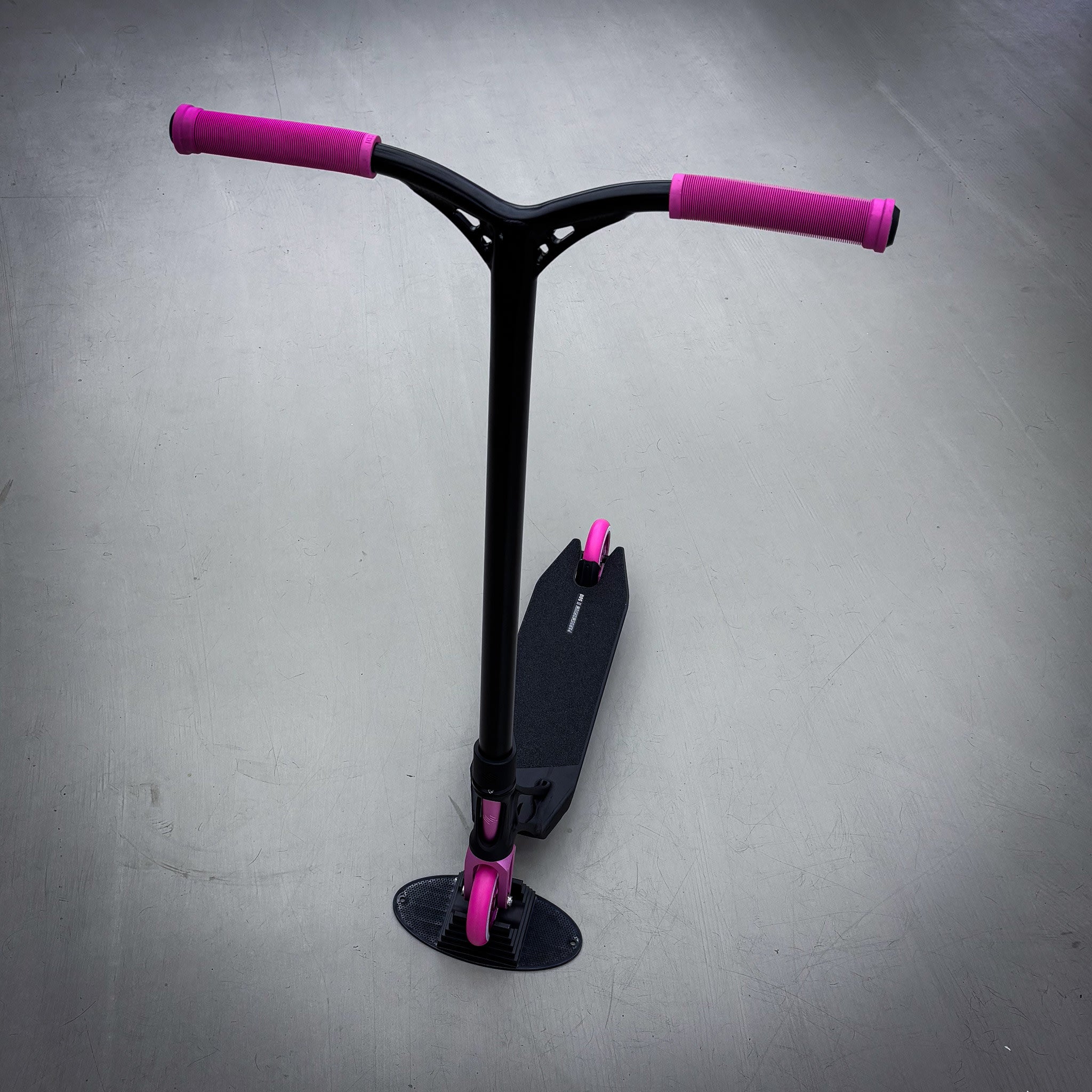 Striker Pande Black/Pink Custom Build - Svart/Pink-ScootWorld.se