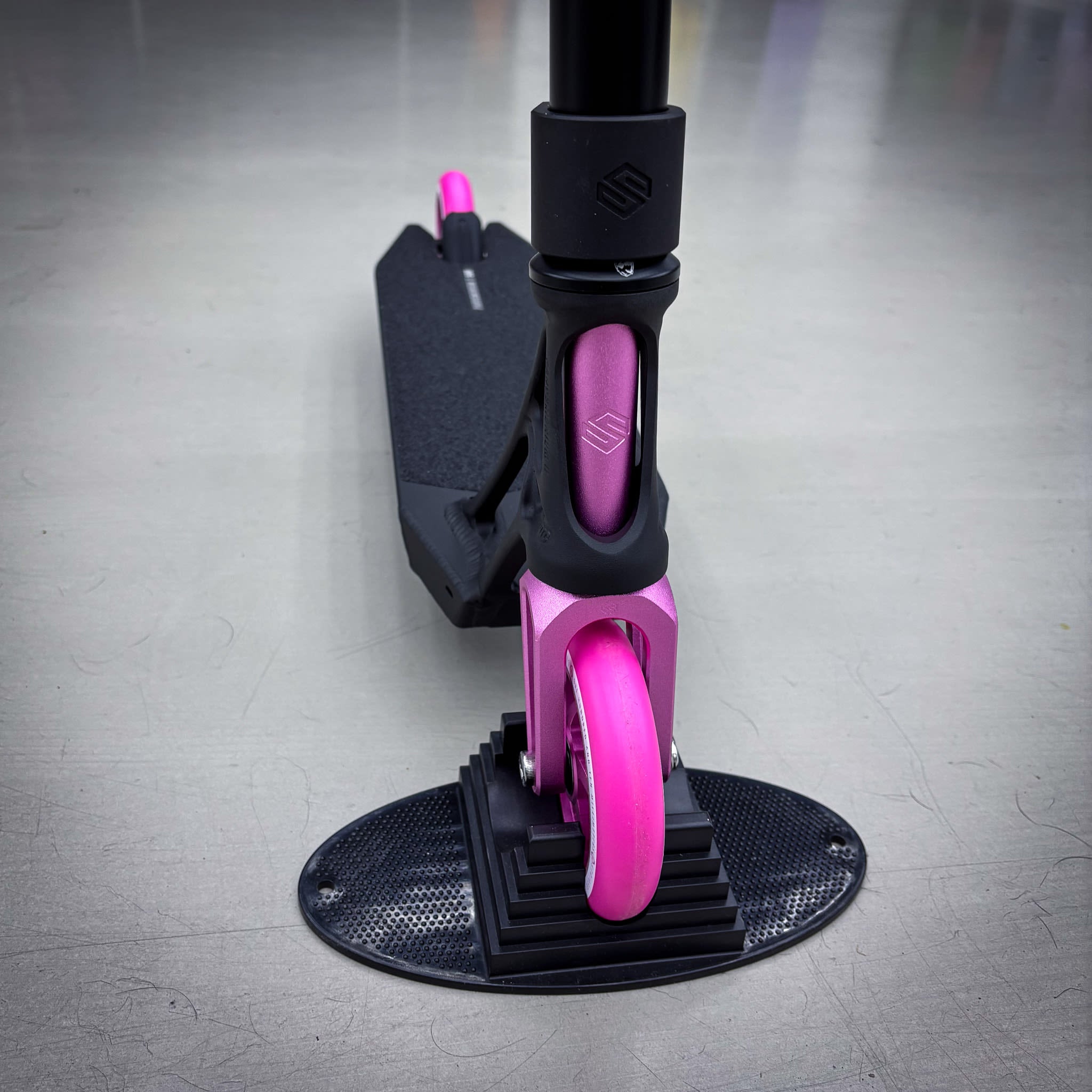 Striker Pande Black/Pink Custom Build - Svart/Pink-ScootWorld.se