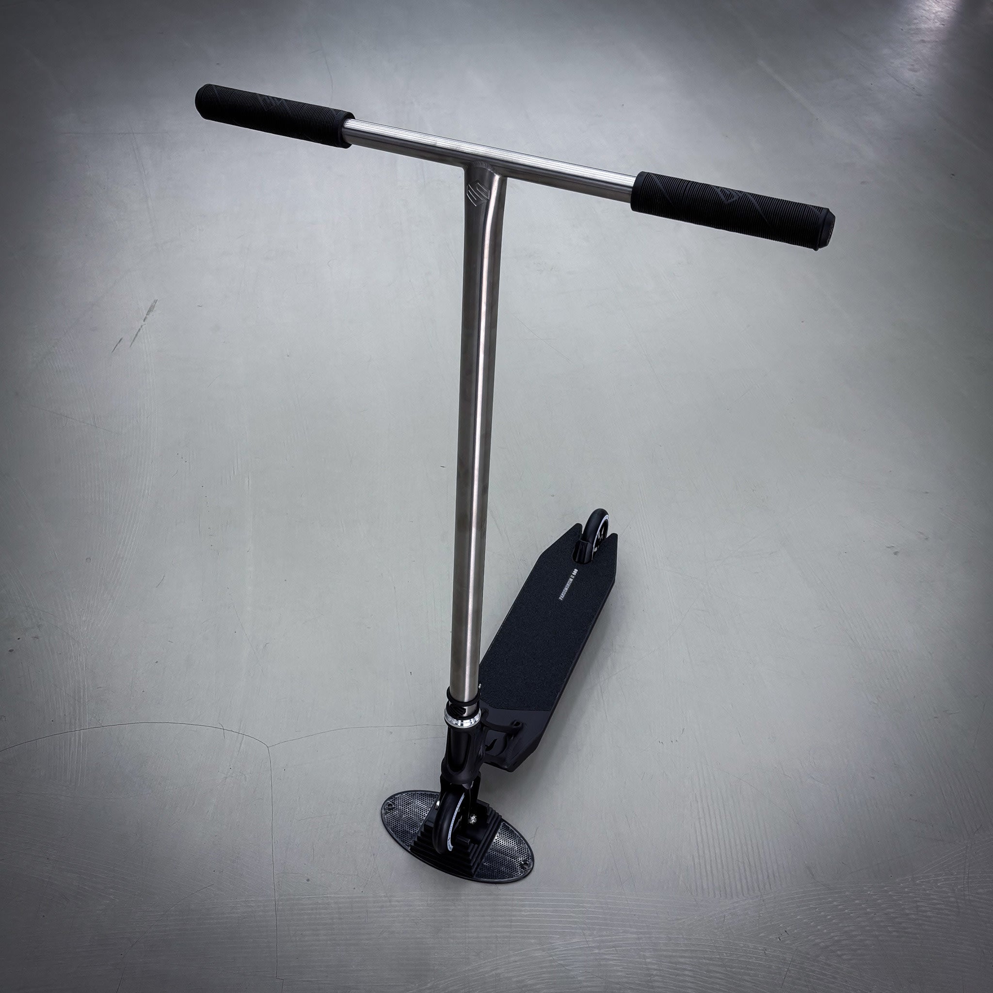 Striker Titan Pande Black Silver Custom Build - Svart/Silver-ScootWorld.se