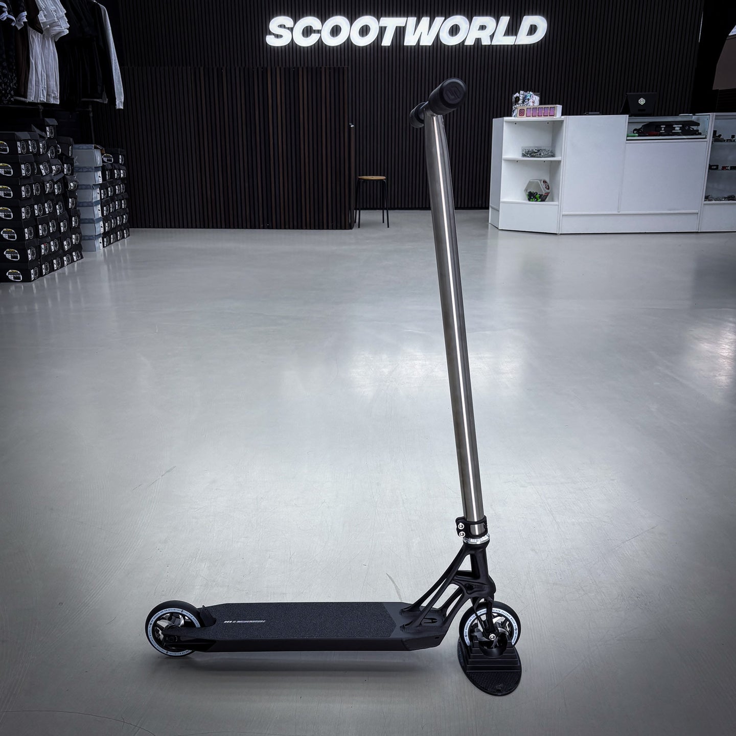 Striker Titan Pande Black Silver Custom Build - Svart/Silver-ScootWorld.se