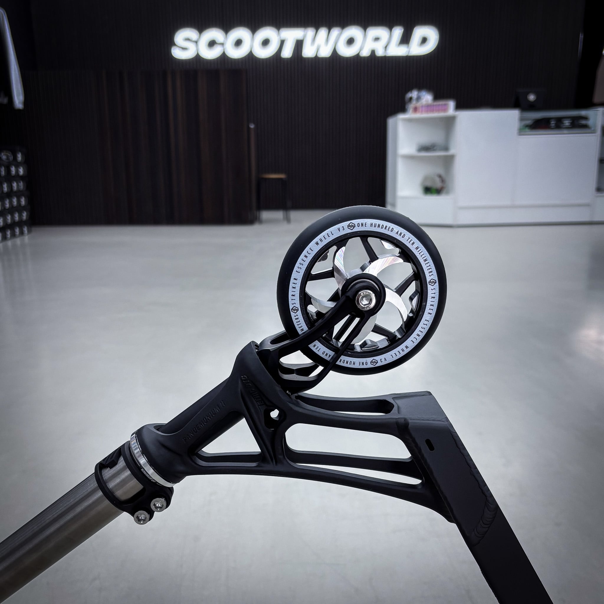 Striker Titan Pande Black Silver Custom Build - Svart/Silver-ScootWorld.se