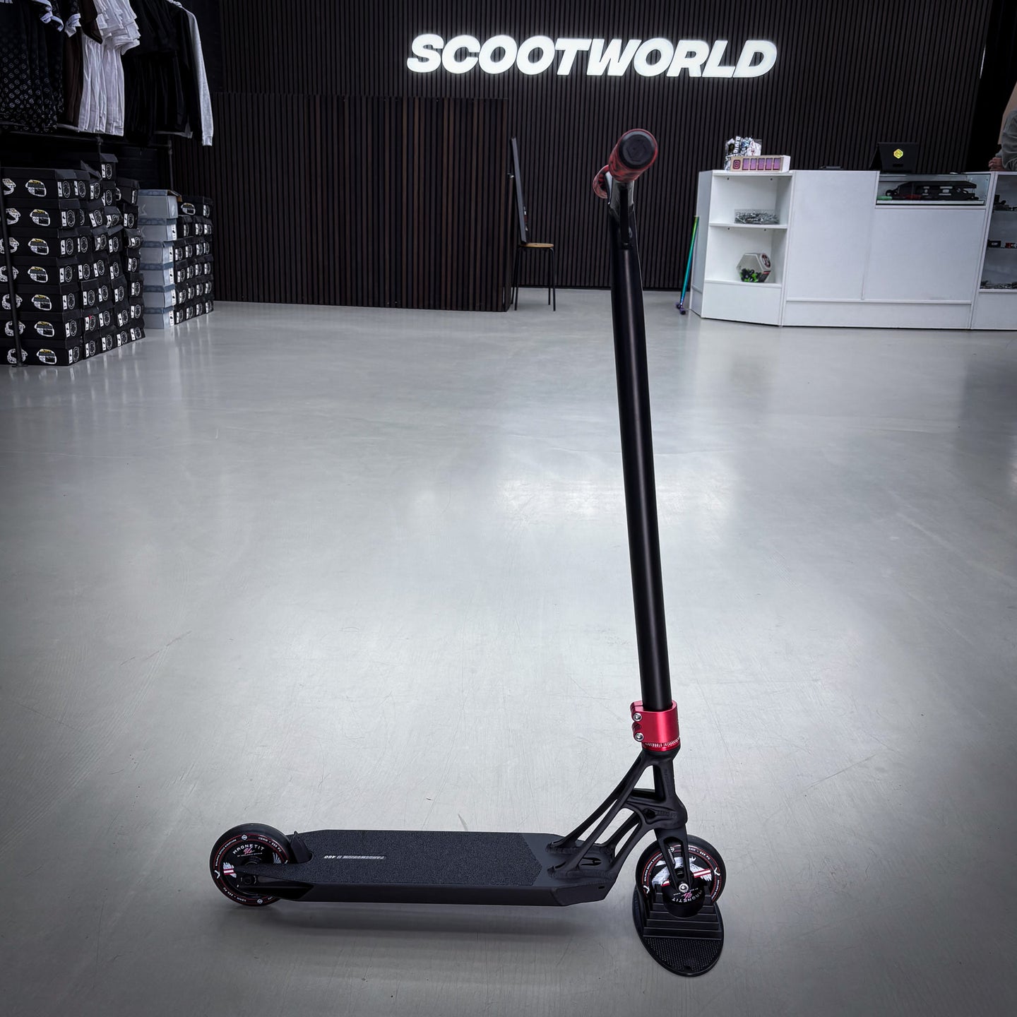 Striker Pande Black/Red Custom Build - Svart/Röd-ScootWorld.se