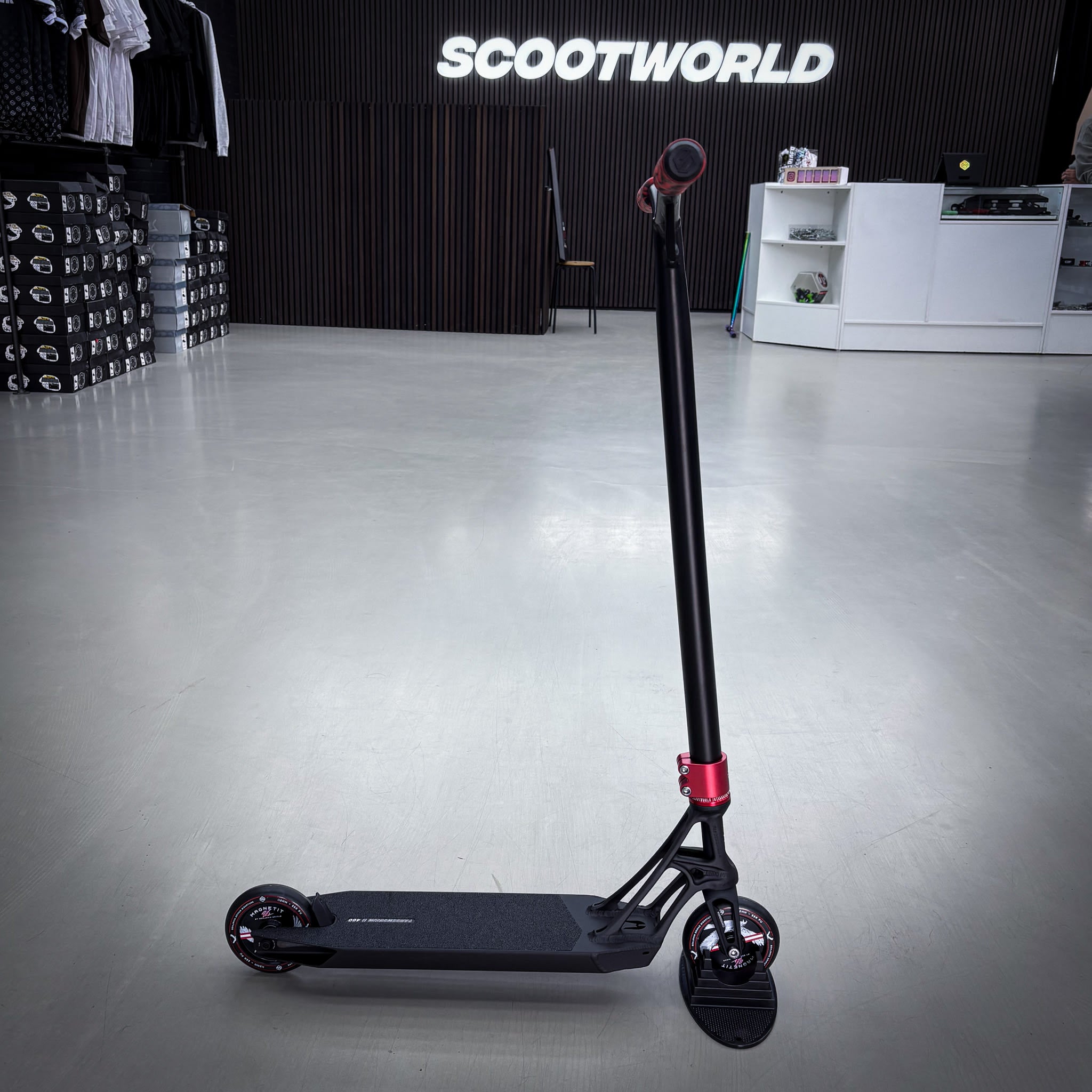 Striker Pande Black/Red Custom Build - Svart/Röd-ScootWorld.se