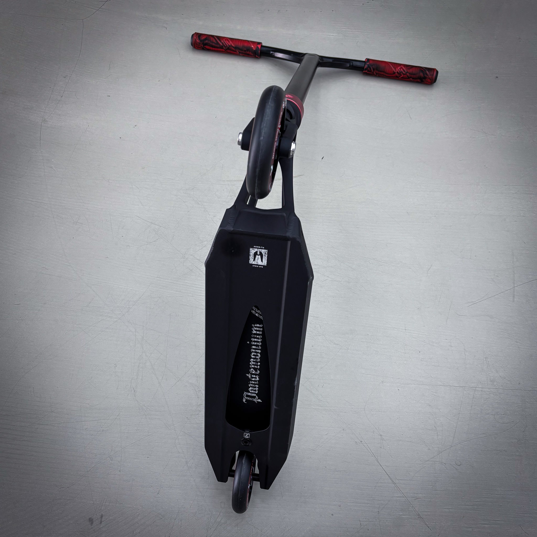 Striker Pande Black/Red Custom Build - Svart/Röd-ScootWorld.se