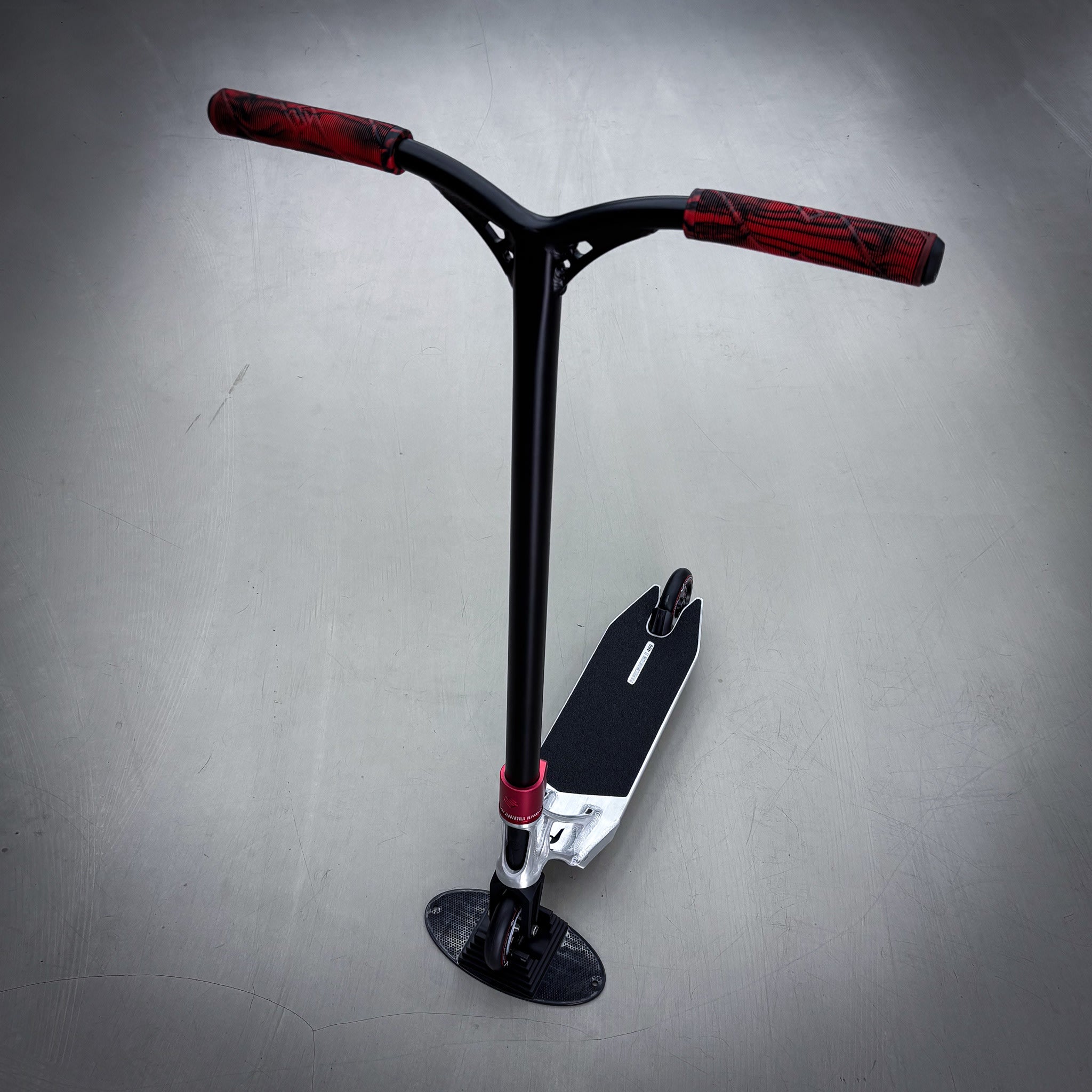 Striker Pande Silver/Black/Red Custom Build - Silver/Svart/Röd-ScootWorld.se