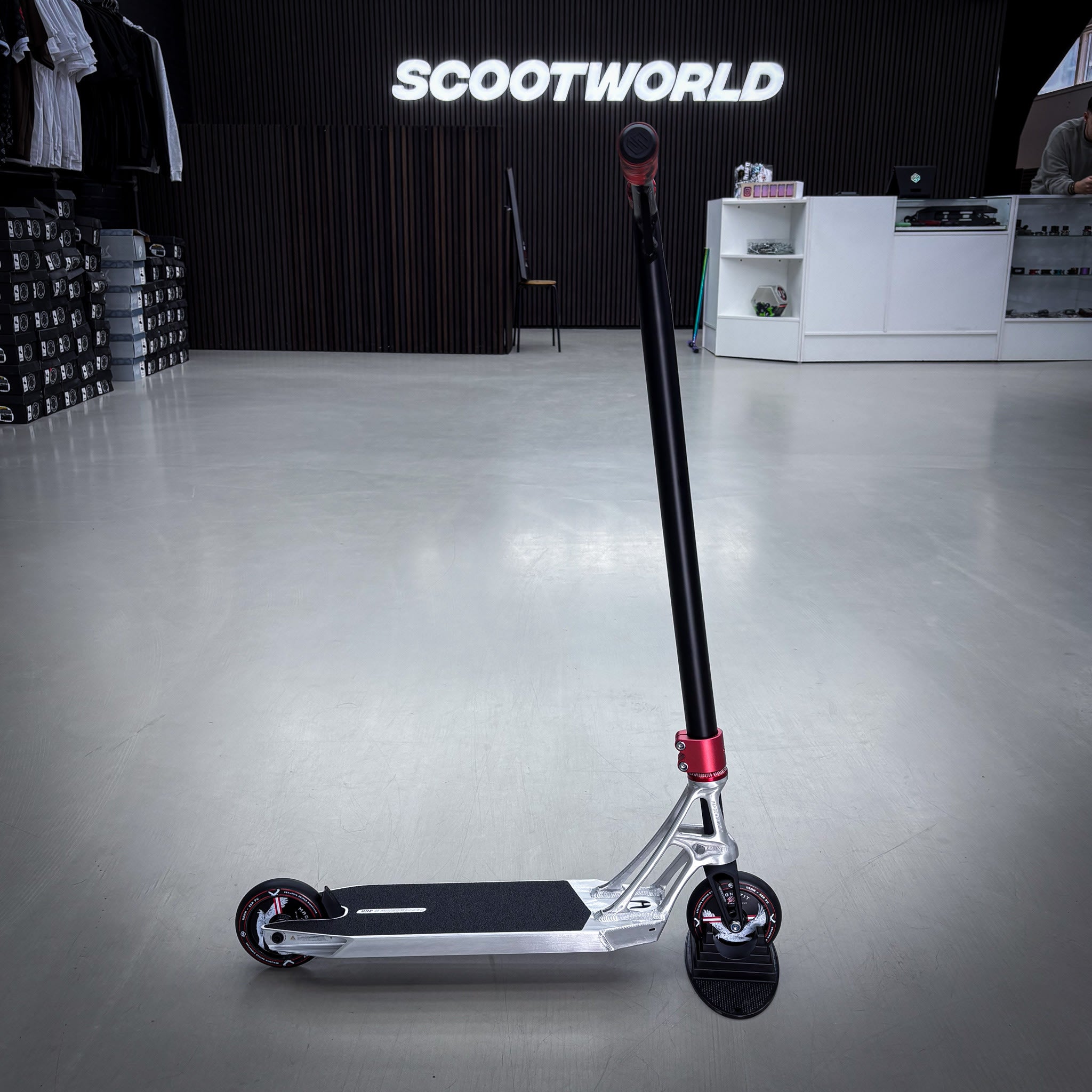 Striker Pande Silver/Black/Red Custom Build - Silver/Svart/Röd-ScootWorld.se