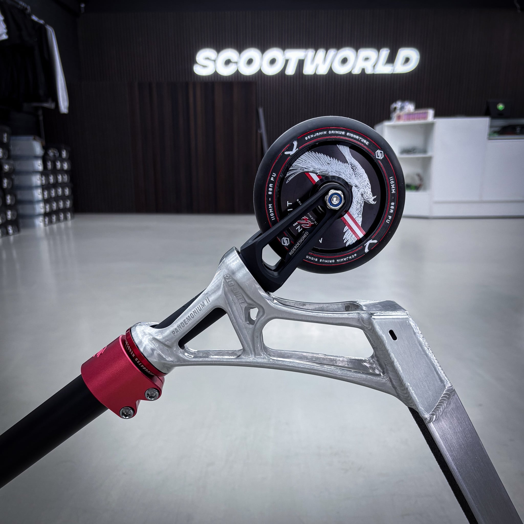 Striker Pande Silver/Black/Red Custom Build - Silver/Svart/Röd-ScootWorld.se