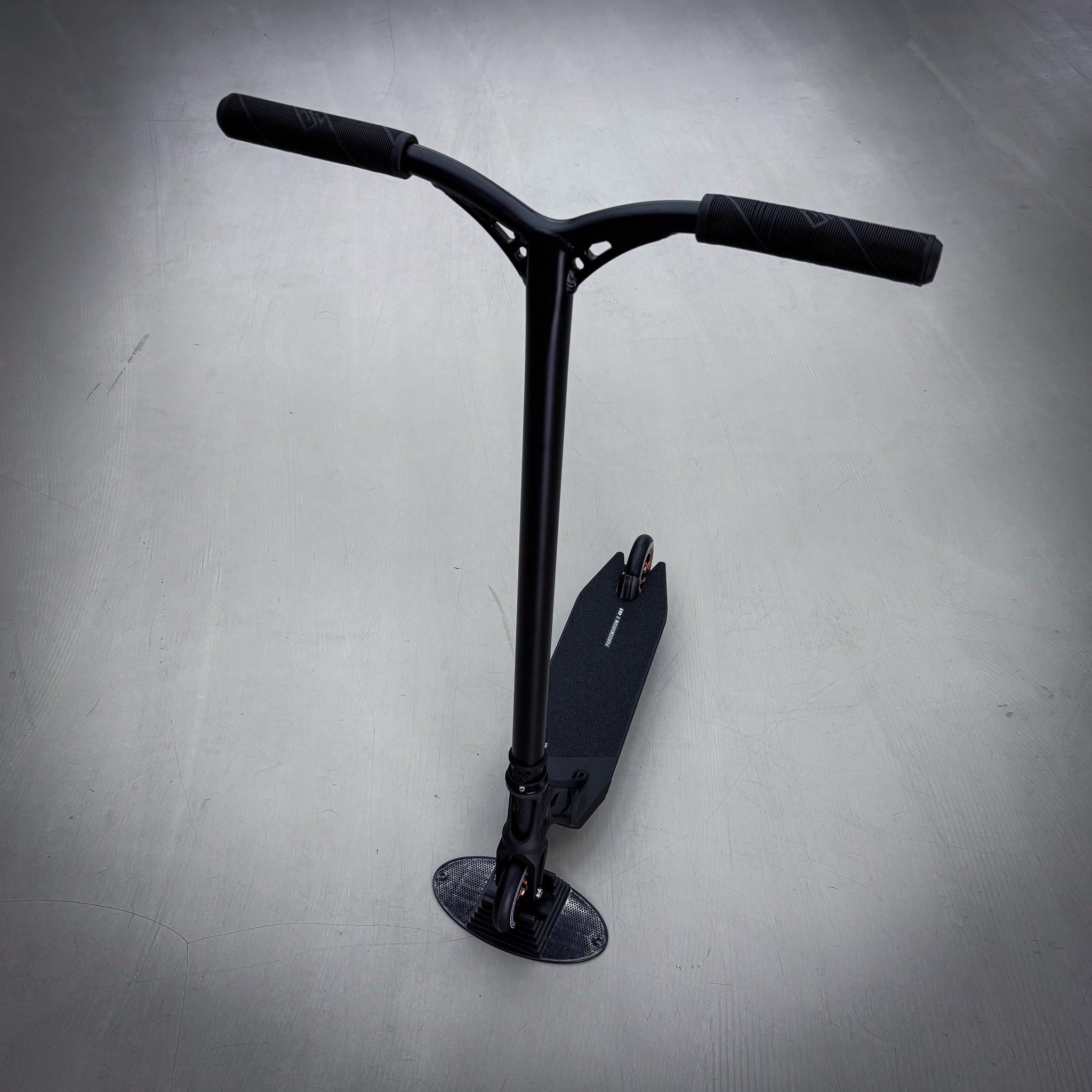 Striker Pande Black Custom Build - Svart-ScootWorld.se