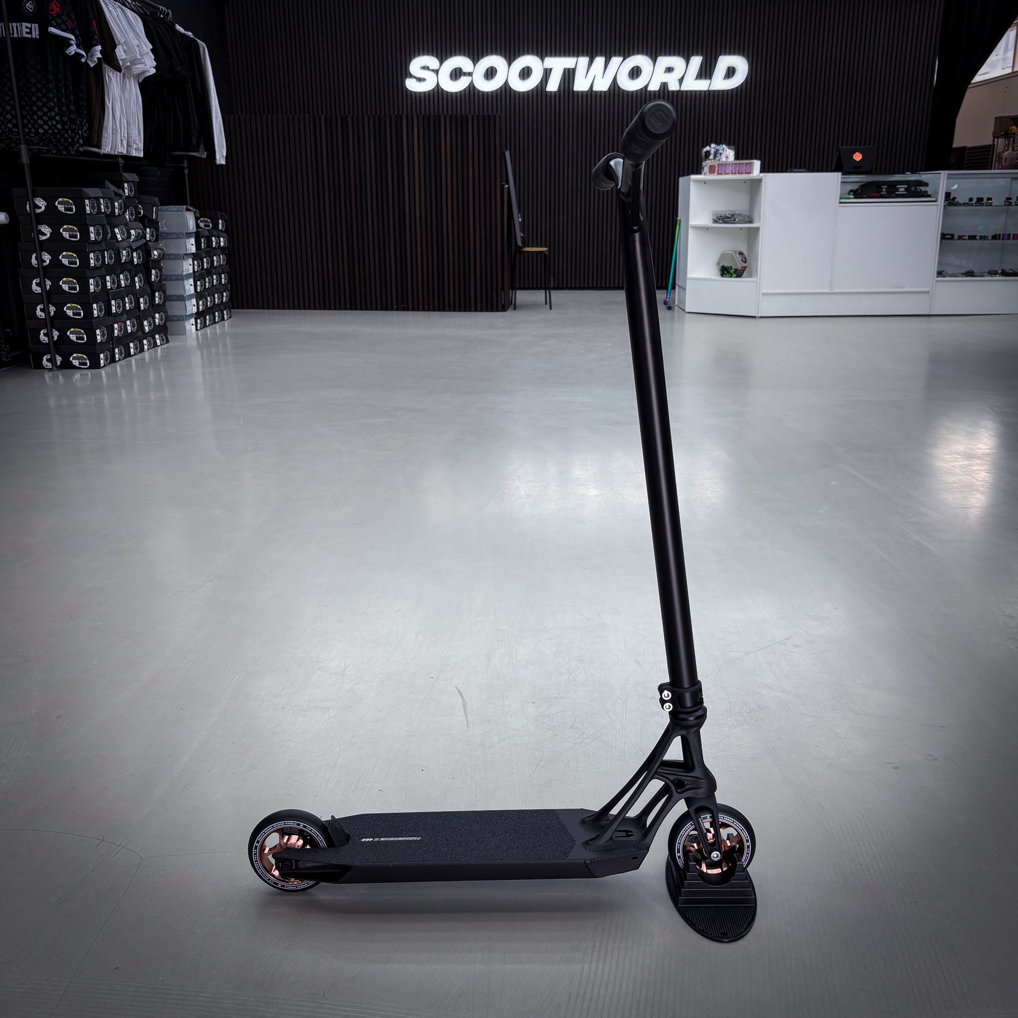 Striker Pande Black Custom Build - Svart-ScootWorld.se