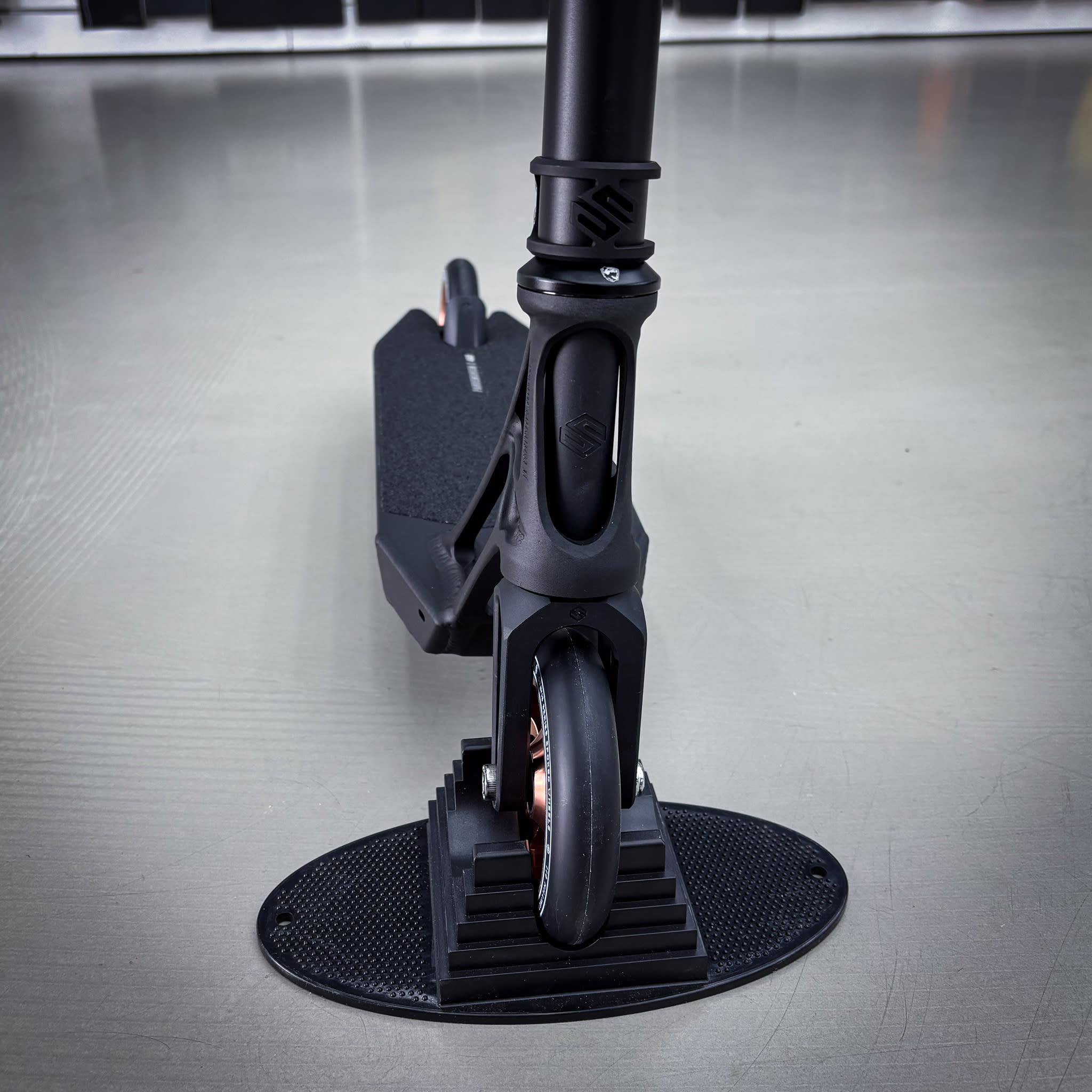 Striker Pande Black Custom Build - Svart-ScootWorld.se