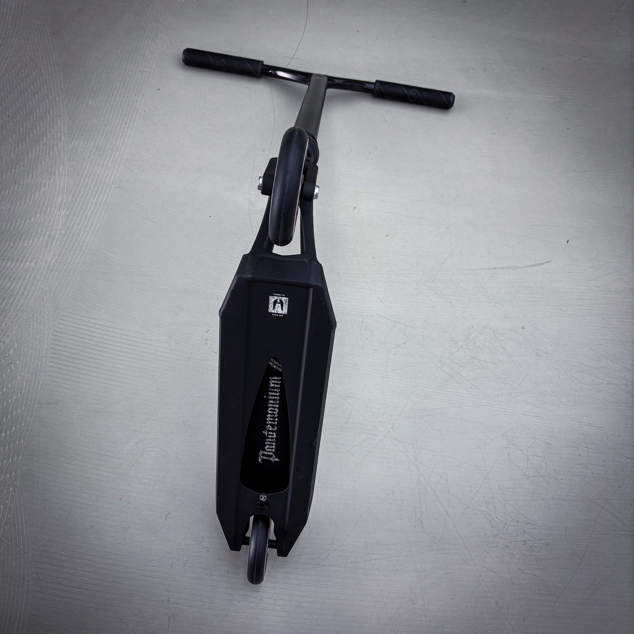 Striker Pande Black Custom Build - Svart-ScootWorld.se