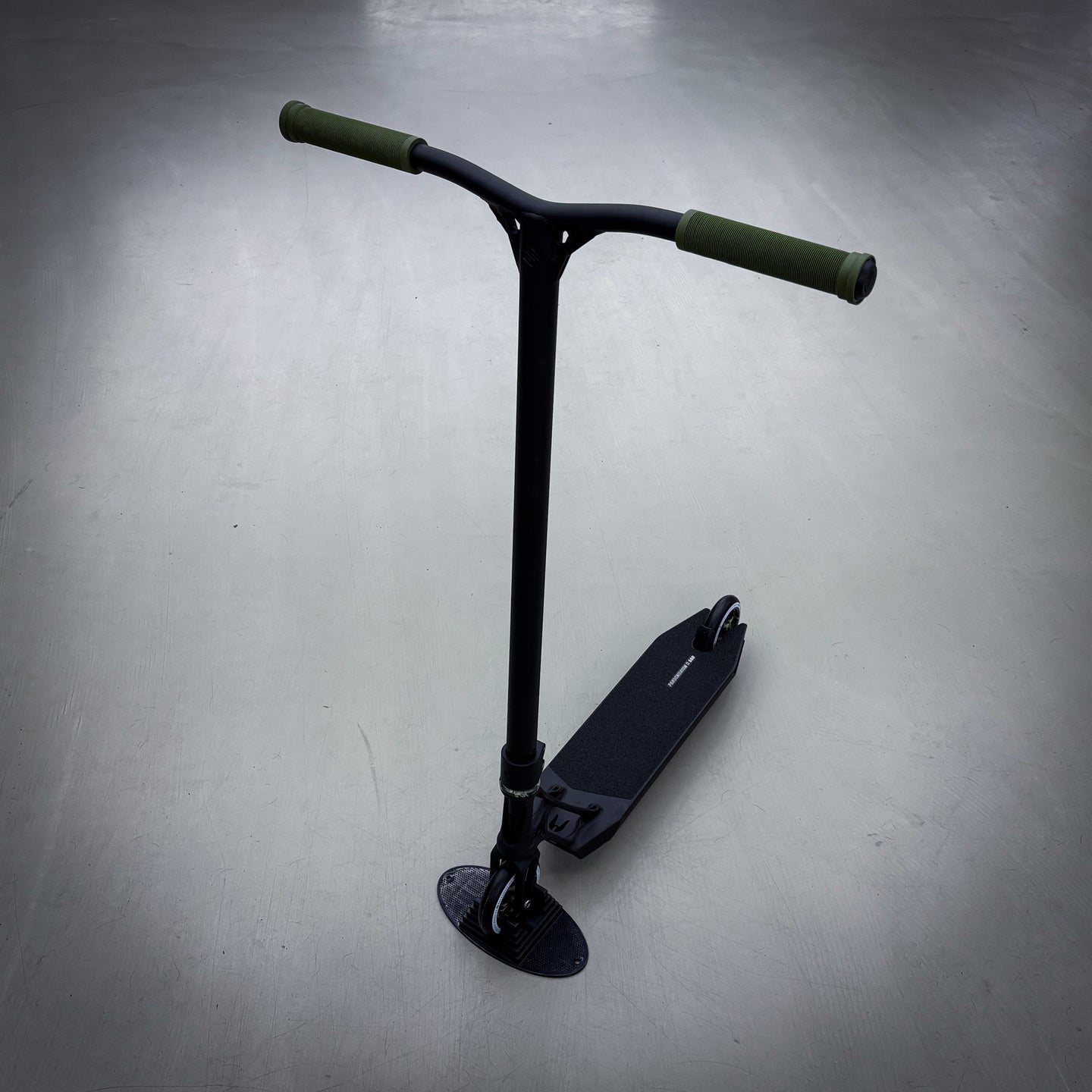 Striker Ethic Pande Black Camo Custom Build - Svart/Grön-ScootWorld.se