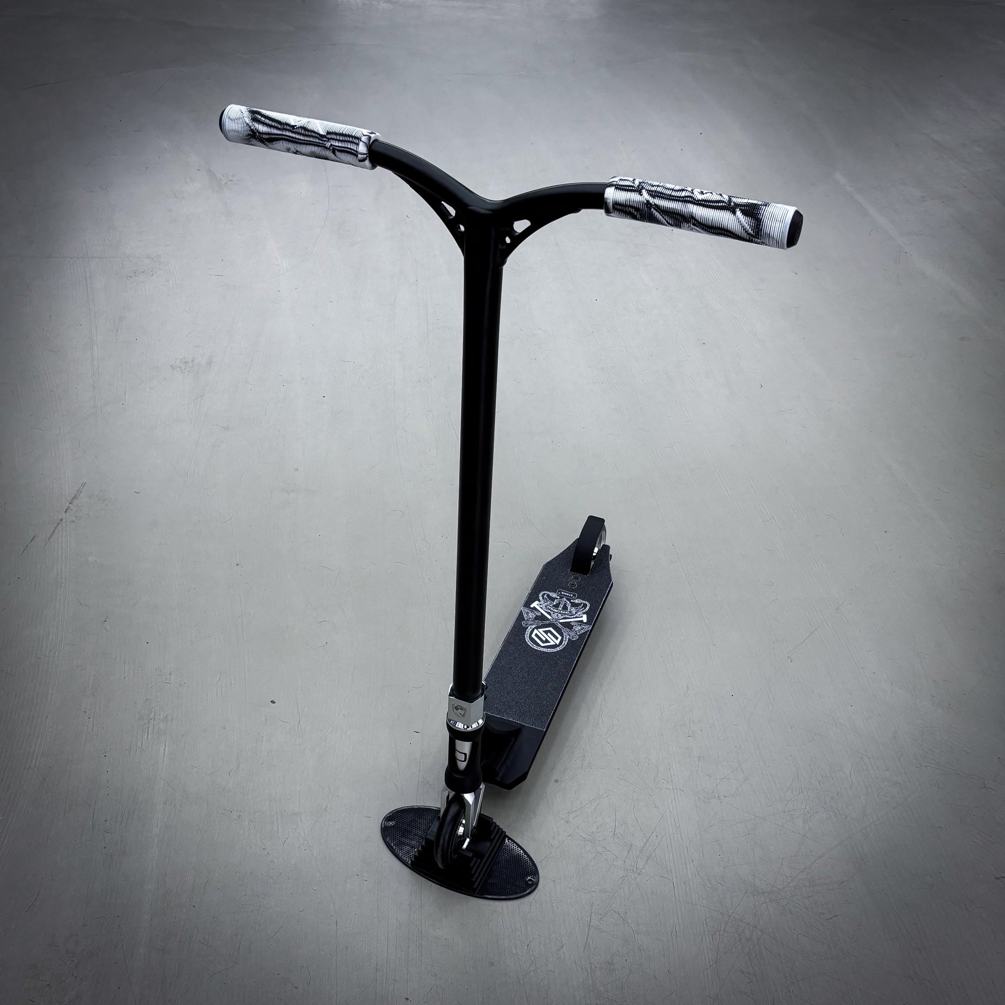 Striker Panda Freestyle Custom Build - Svart/Silver-ScootWorld.se