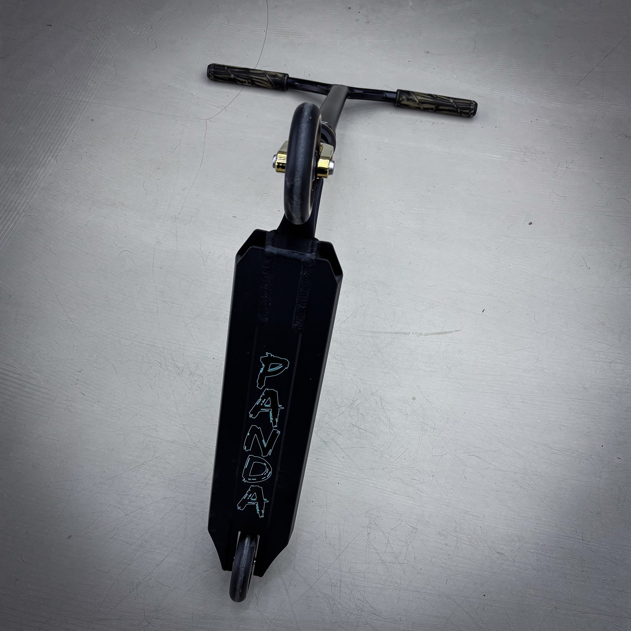 Striker Panda Freestyle Custom Build - Svart/Gold/Gul-ScootWorld.se