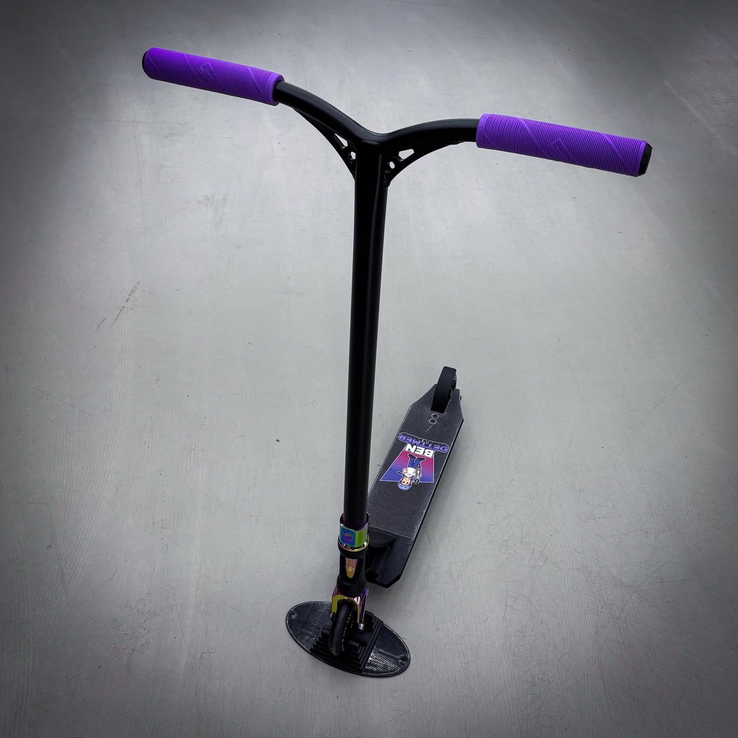 Striker Panda Freestyle Custom Build - Svart/Rainbow-ScootWorld.se