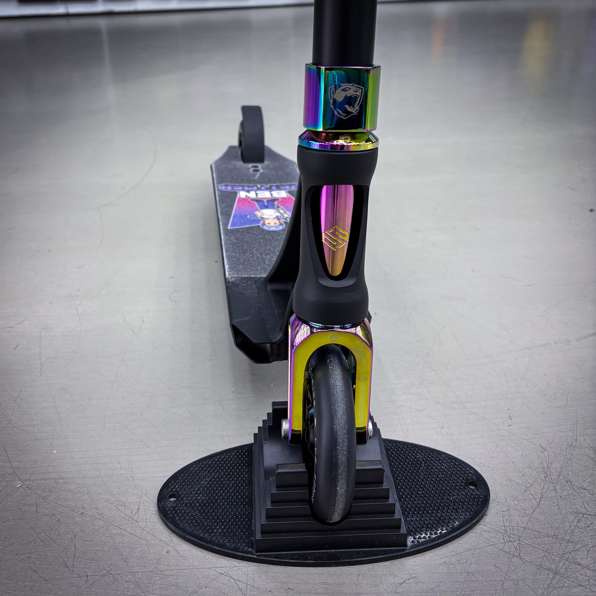 Striker Panda Freestyle Custom Build - Svart/Rainbow-ScootWorld.se